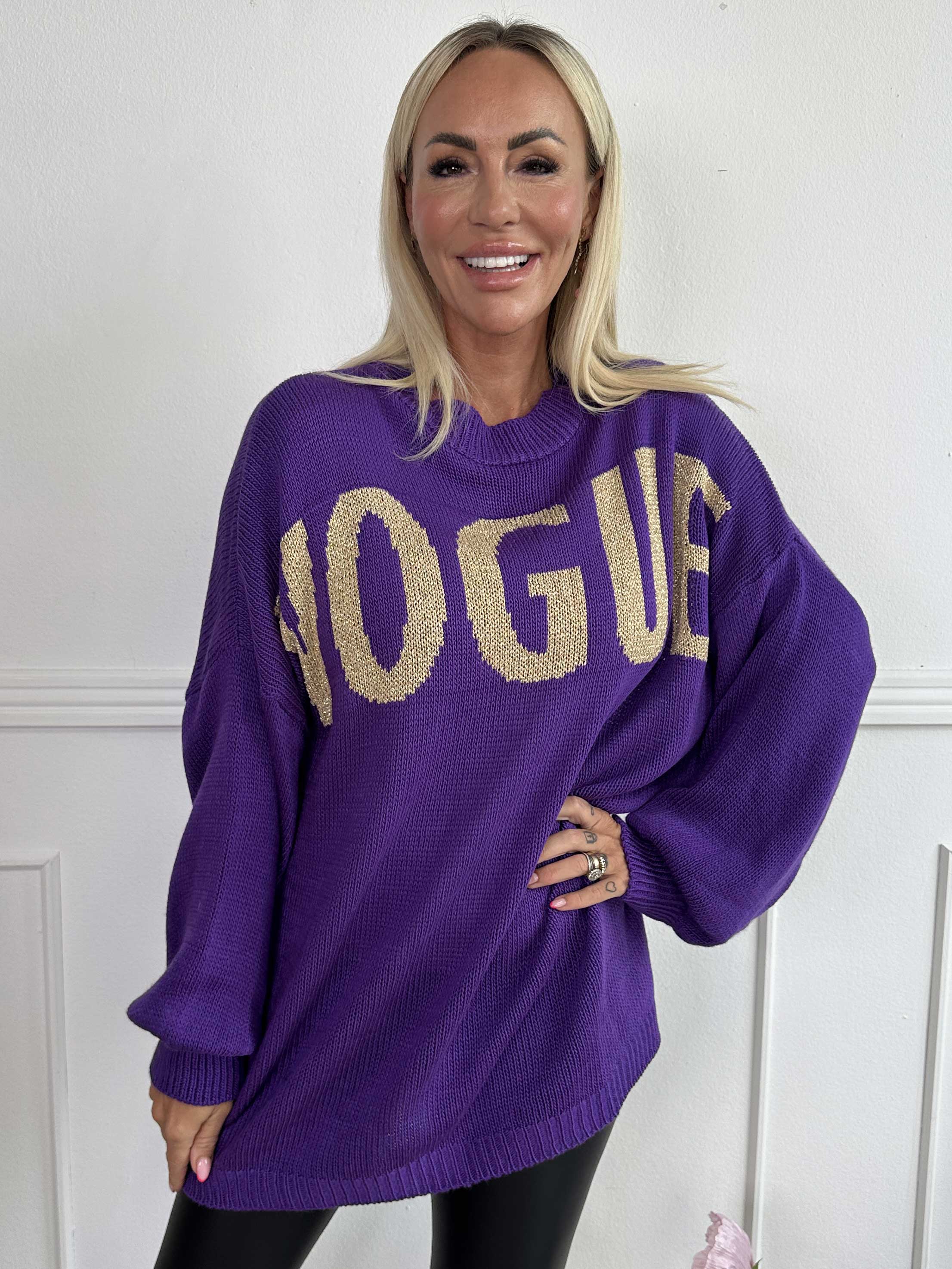 Priscilla - Striktrøje med VOGUE skrevet med guld glimmertråde