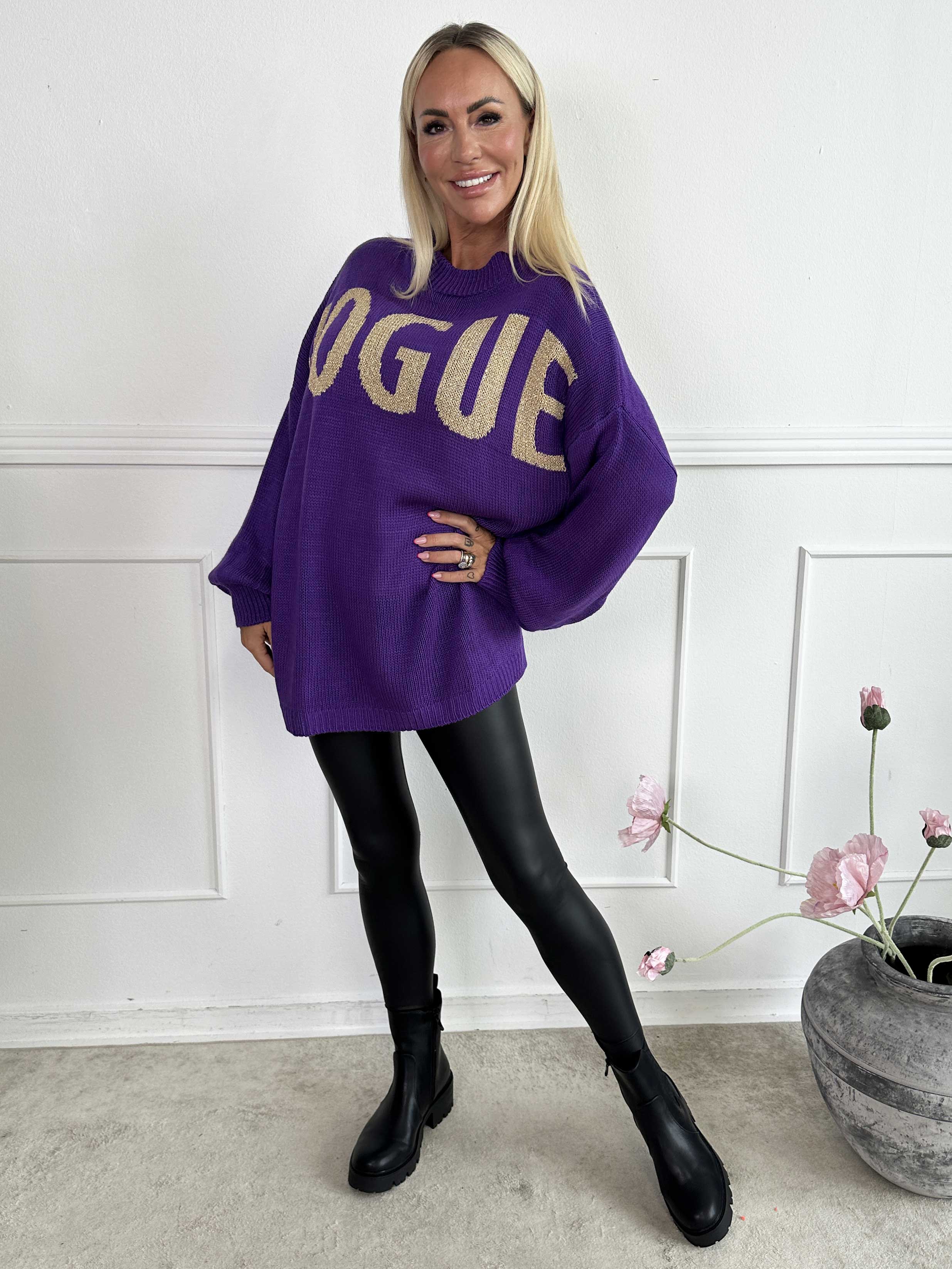 Priscilla - Striktrøje med VOGUE skrevet med guld glimmertråde