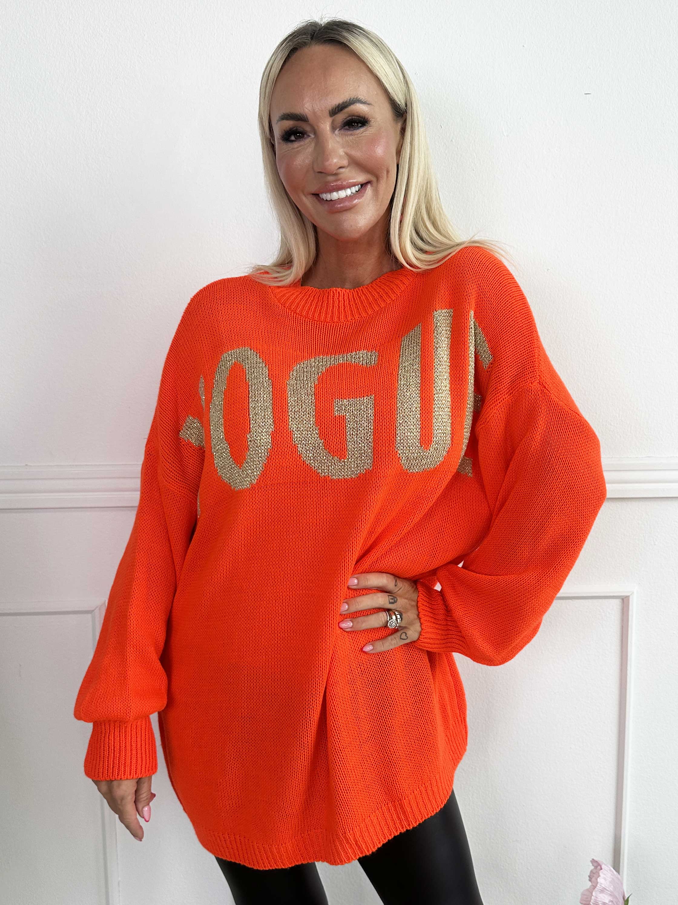 Priscilla - Striktrøje med VOGUE skrevet med guld glimmertråde