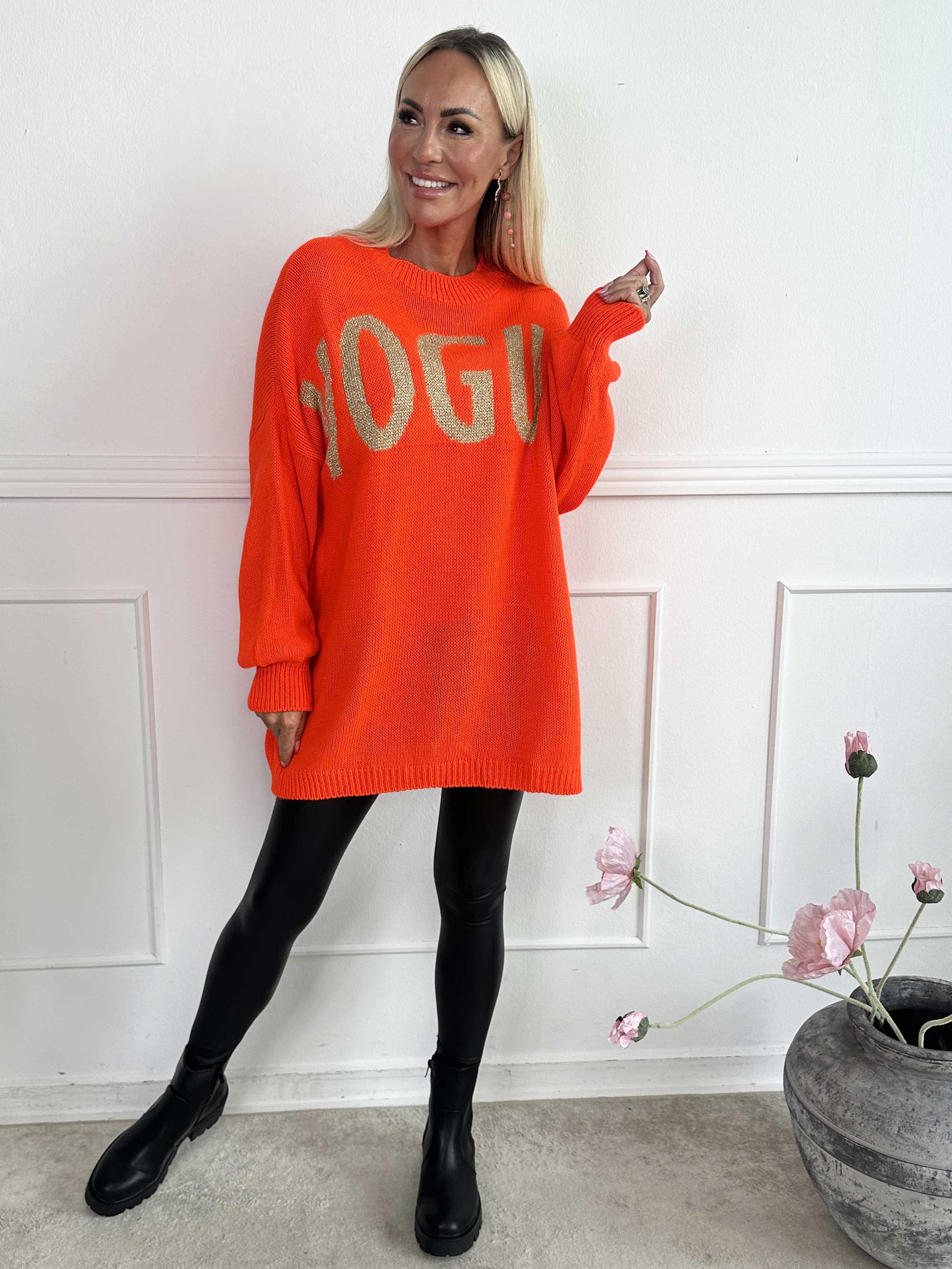 Priscilla - Striktrøje med VOGUE skrevet med guld glimmertråde