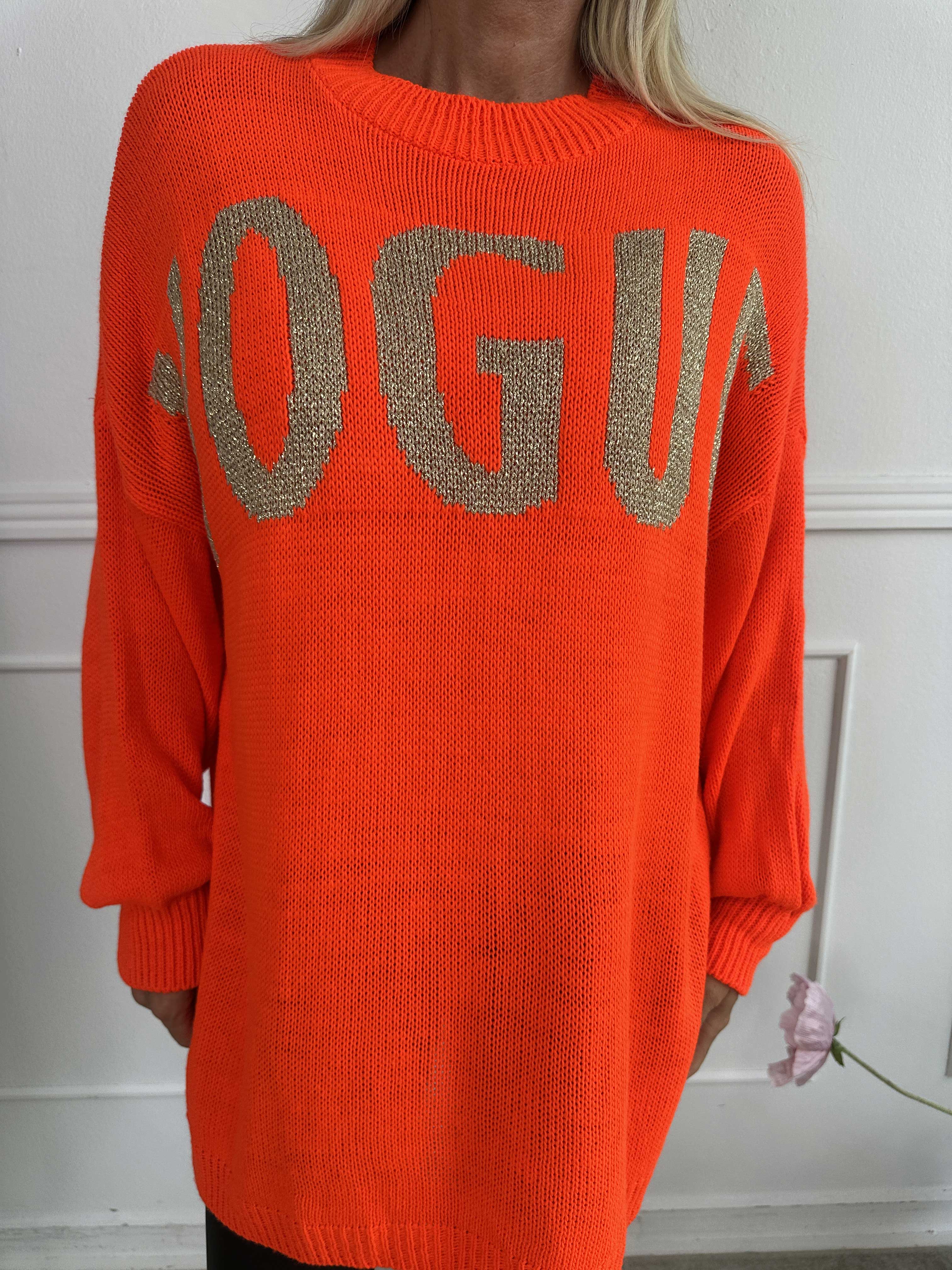 Priscilla - Striktrøje med VOGUE skrevet med guld glimmertråde