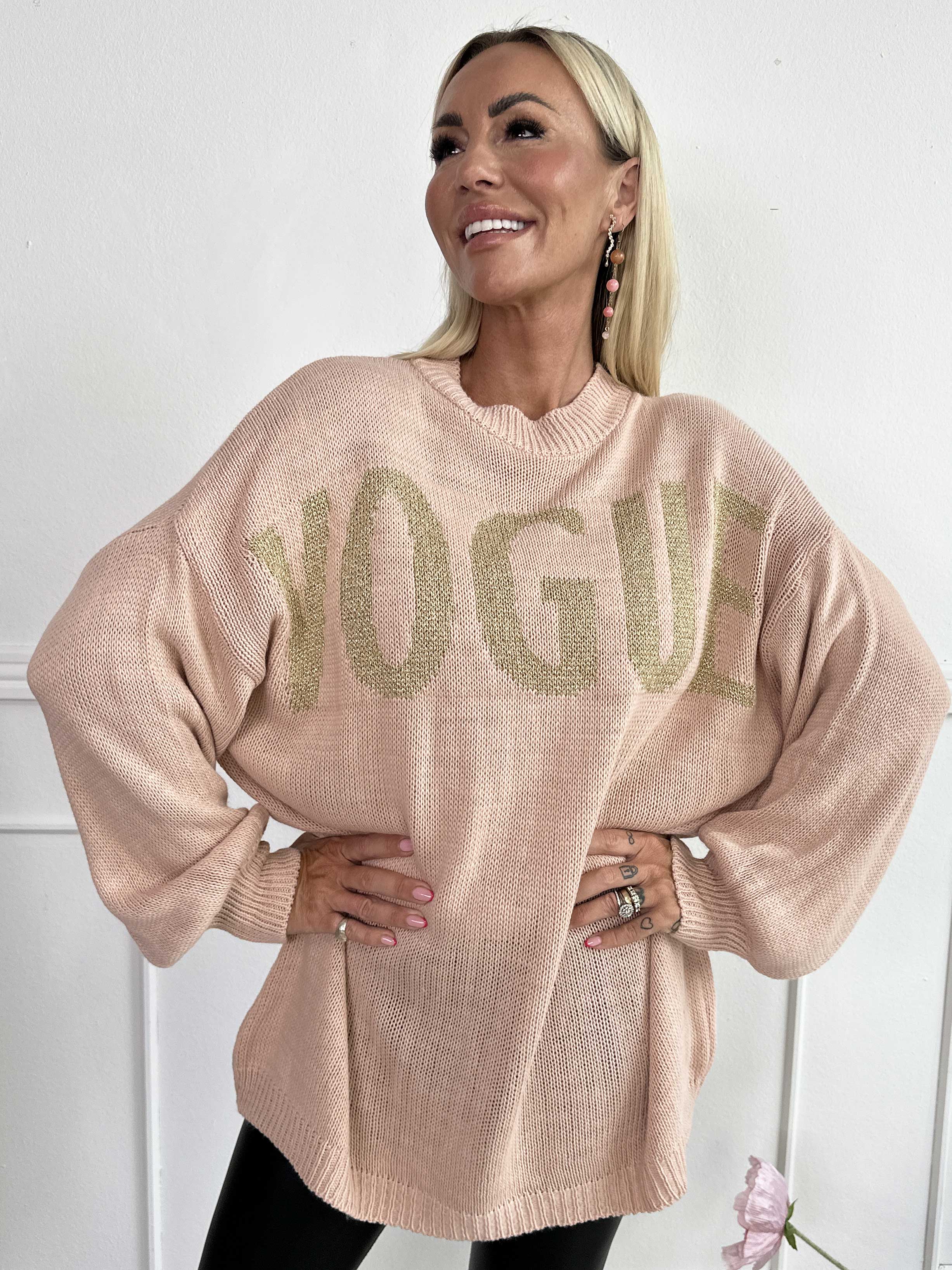 Priscilla - Striktrøje med VOGUE skrevet med guld glimmertråde