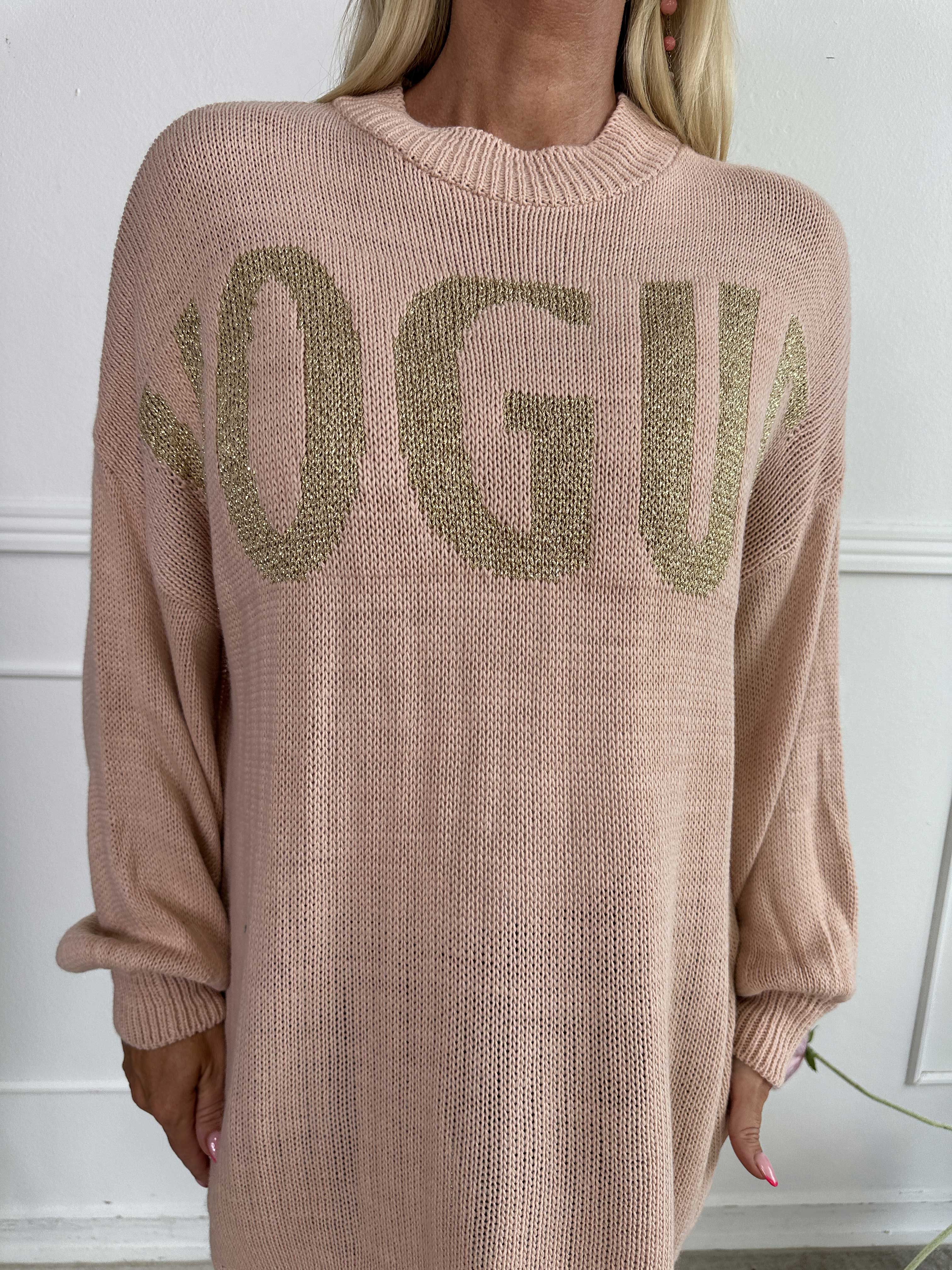 Priscilla - Striktrøje med VOGUE skrevet med guld glimmertråde