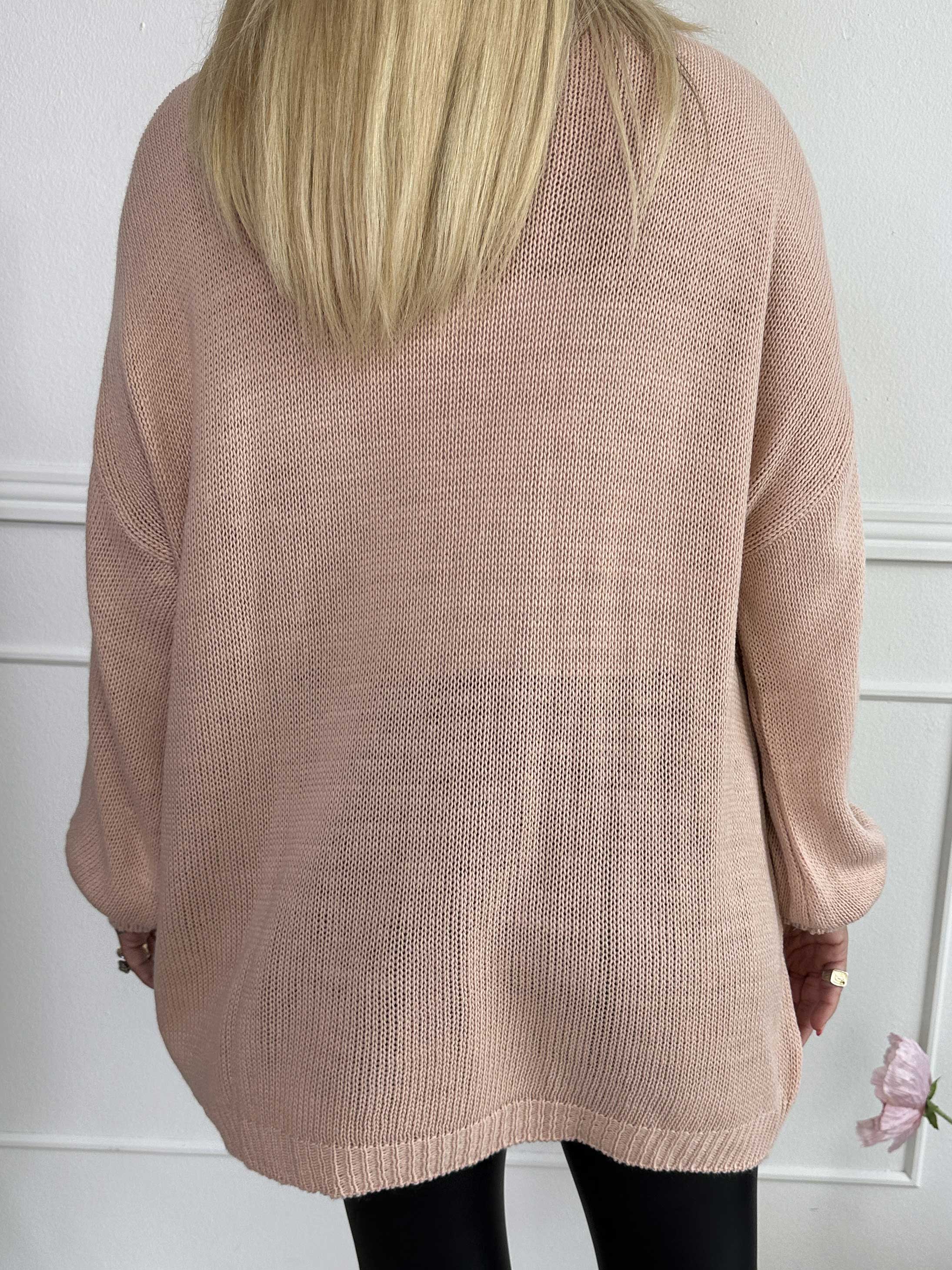 Priscilla - Striktrøje med VOGUE skrevet med guld glimmertråde