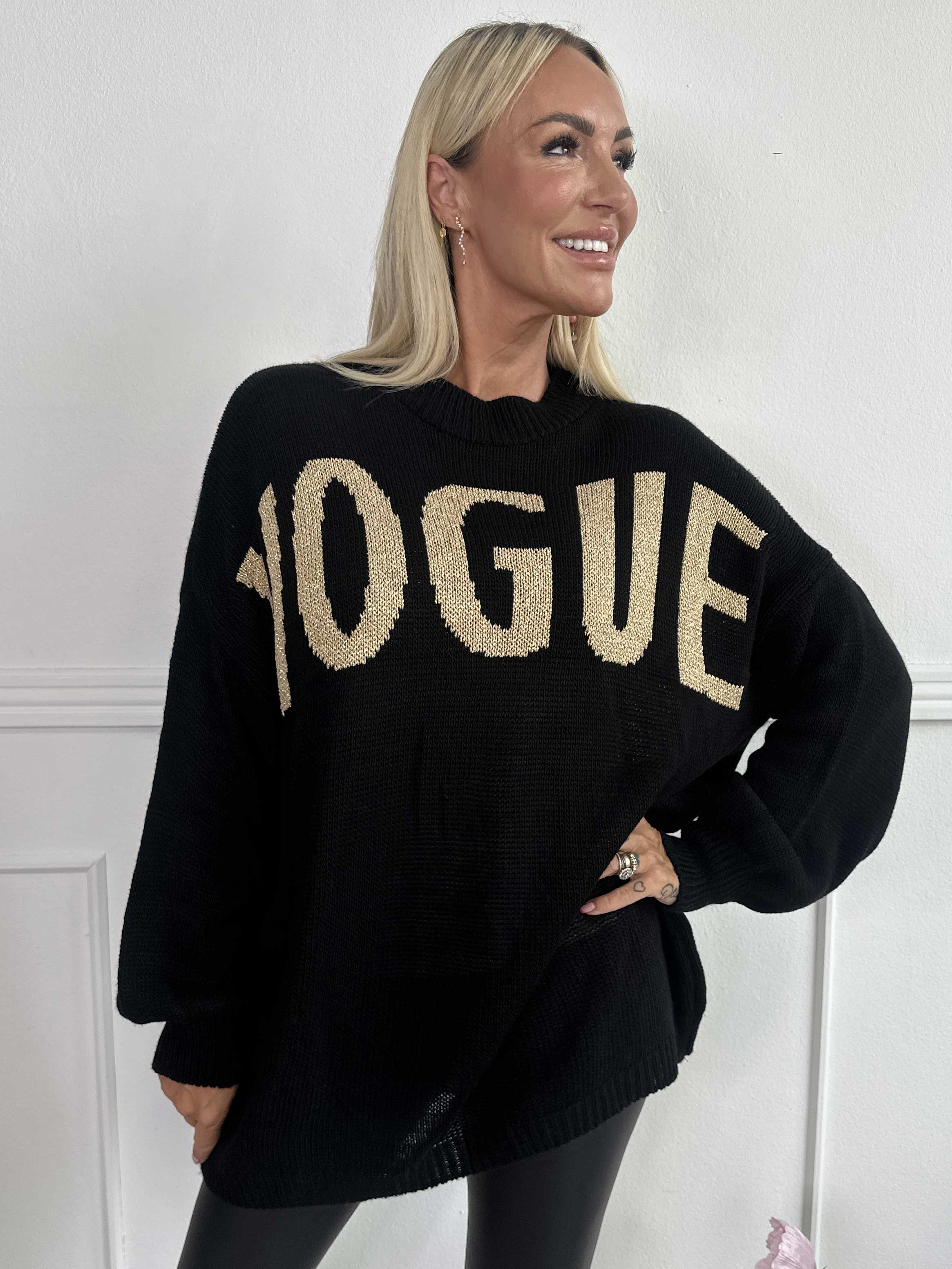 Priscilla - Striktrøje med VOGUE skrevet med guld glimmertråde