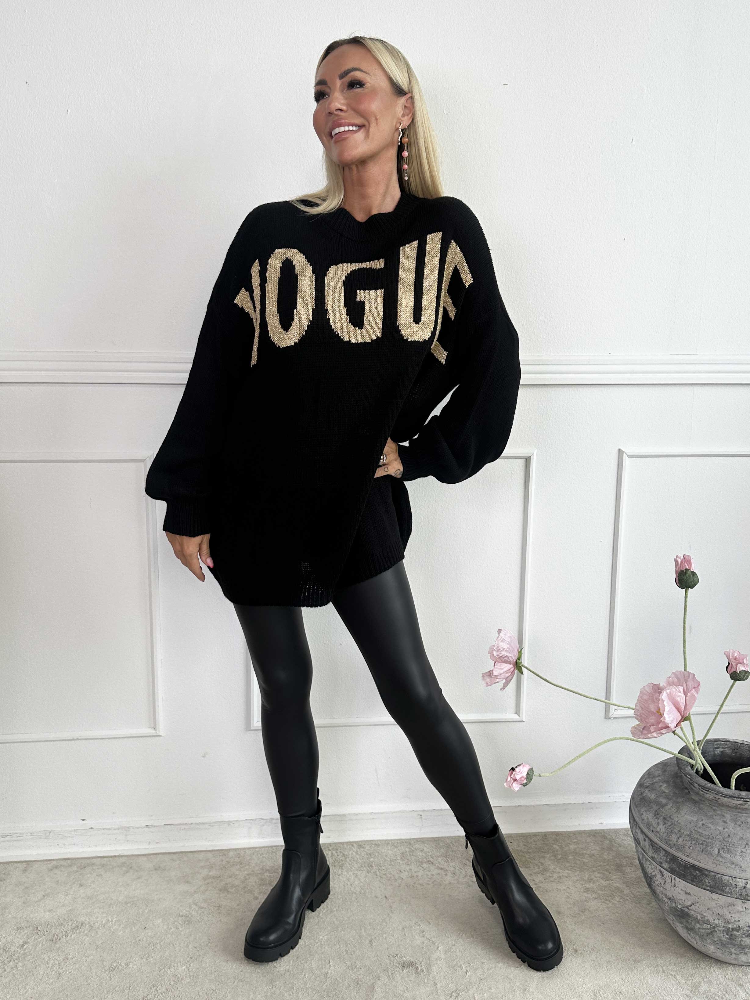 Priscilla - Striktrøje med VOGUE skrevet med guld glimmertråde