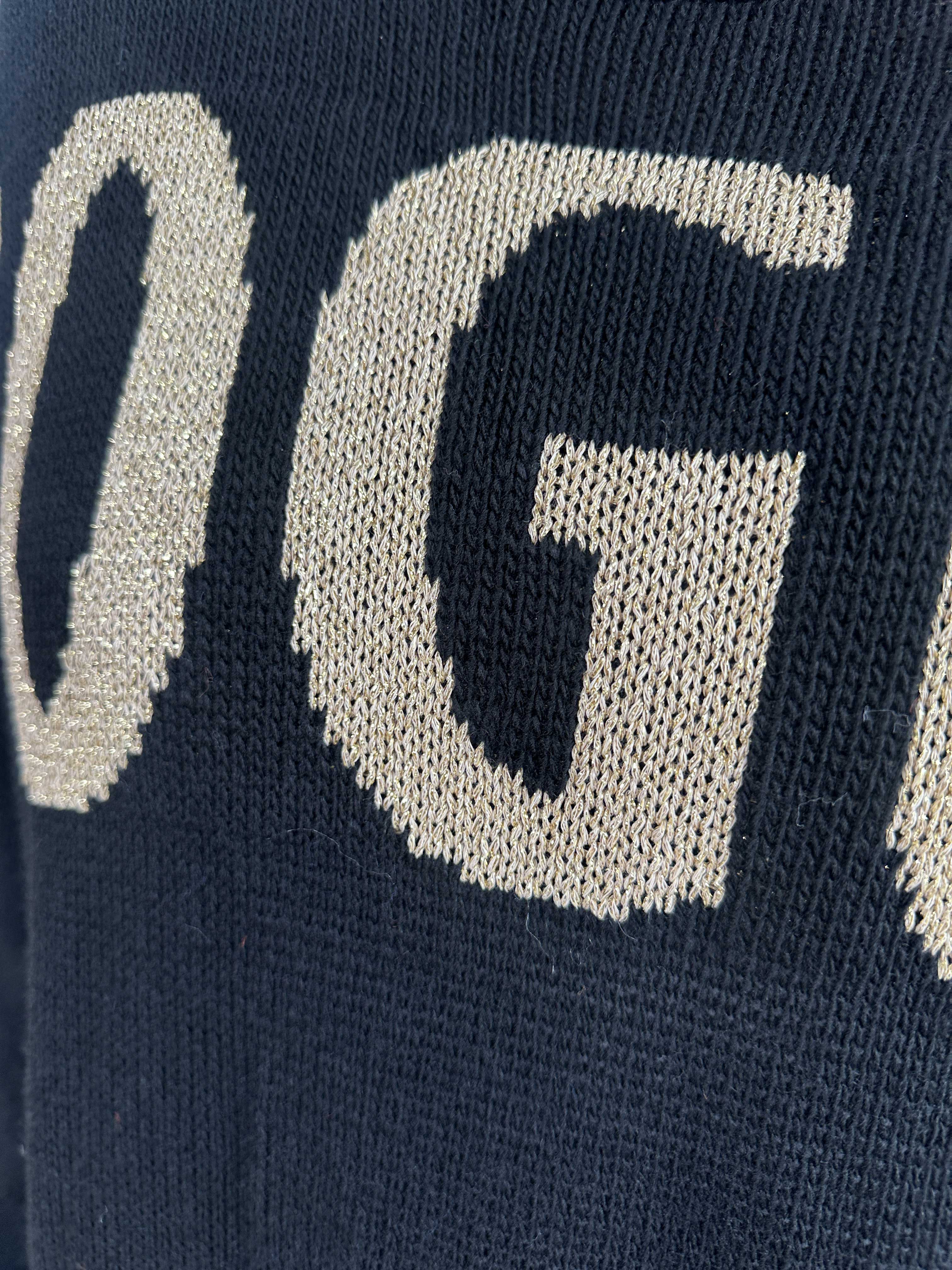 Priscilla - Striktrøje med VOGUE skrevet med guld glimmertråde