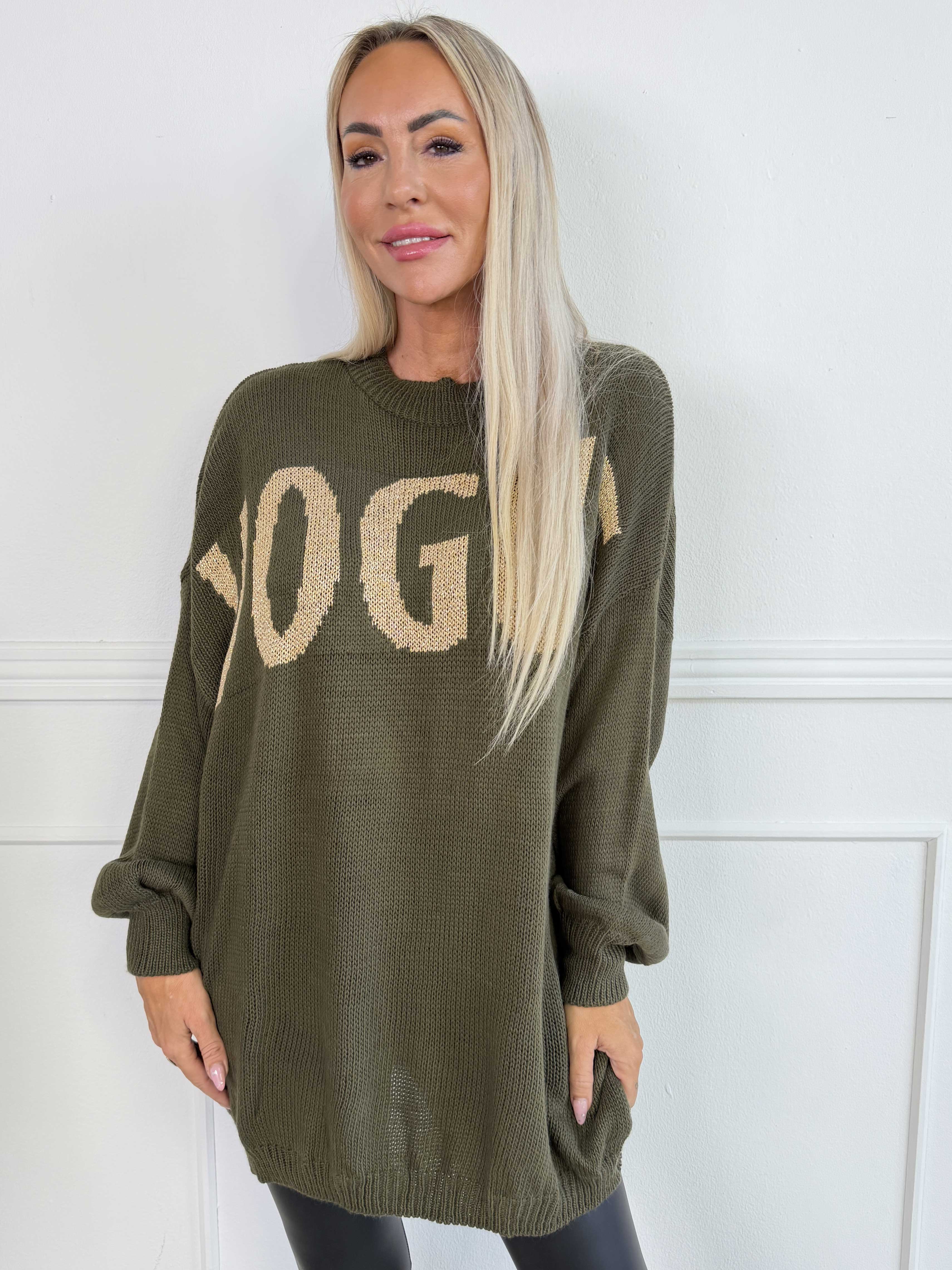 Priscilla - Striktrøje med VOGUE skrevet med guld glimmertråde