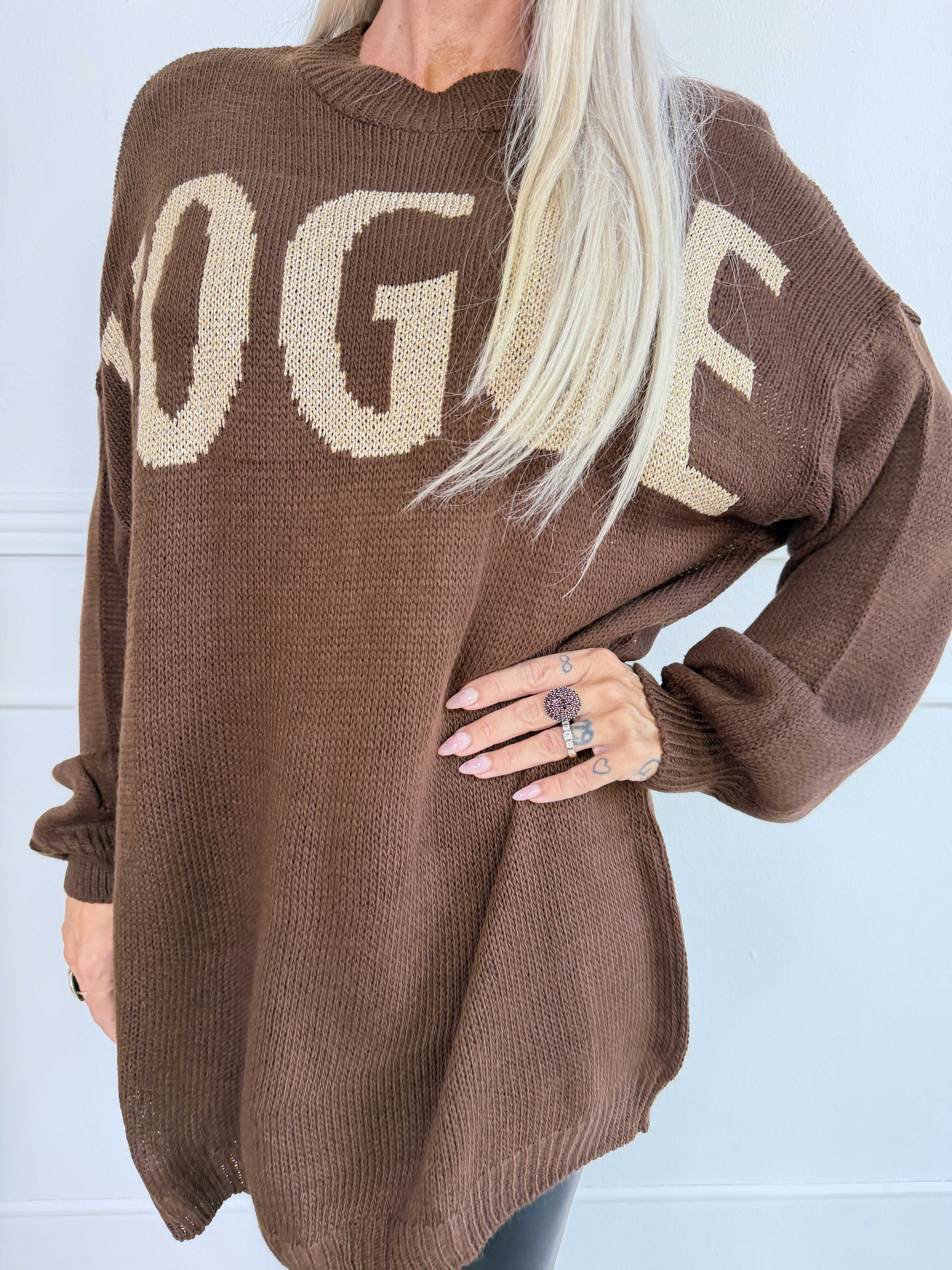 Priscilla - Striktrøje med VOGUE skrevet med guld glimmertråde