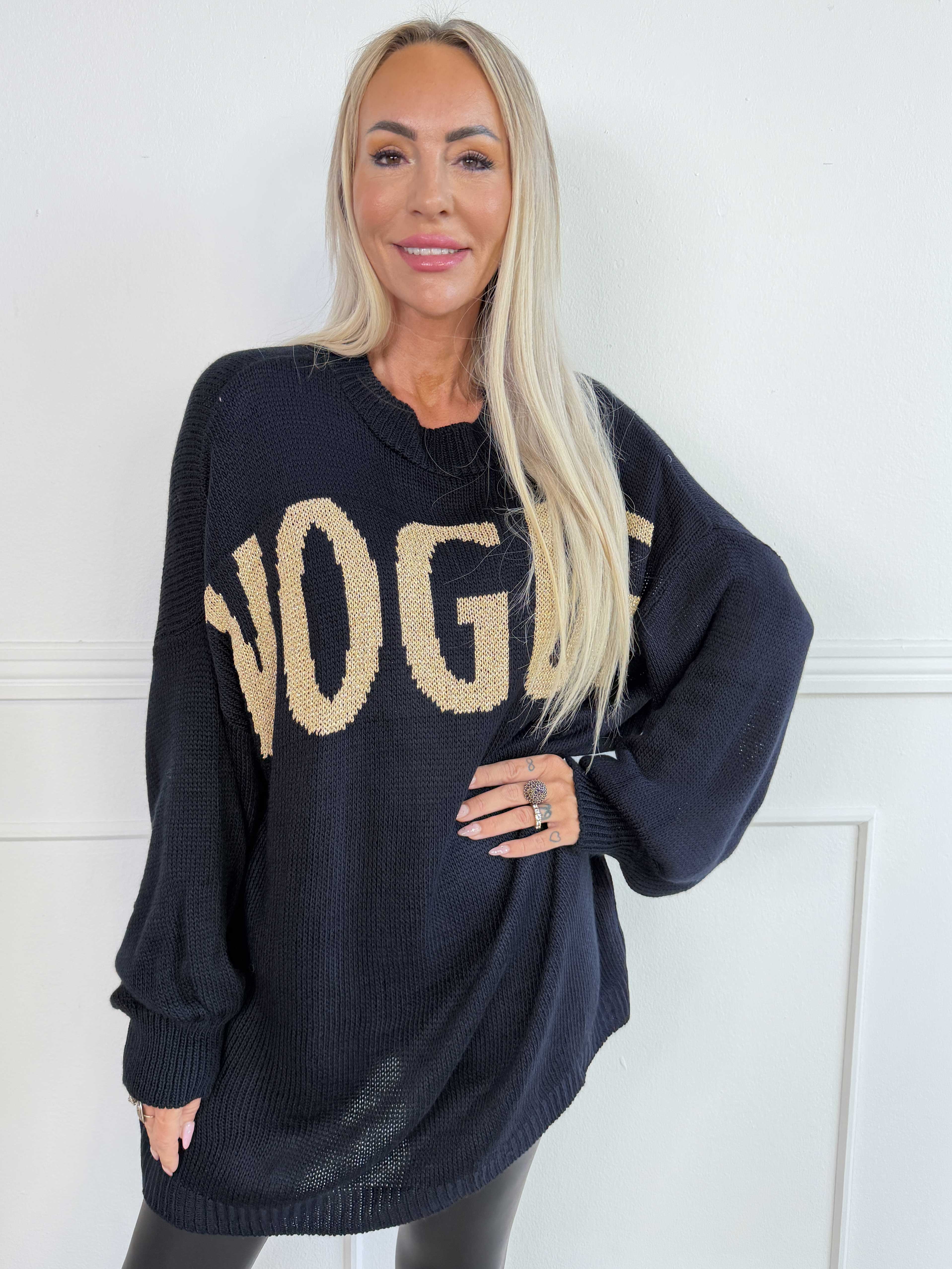 Priscilla - Striktrøje med VOGUE skrevet med guld glimmertråde