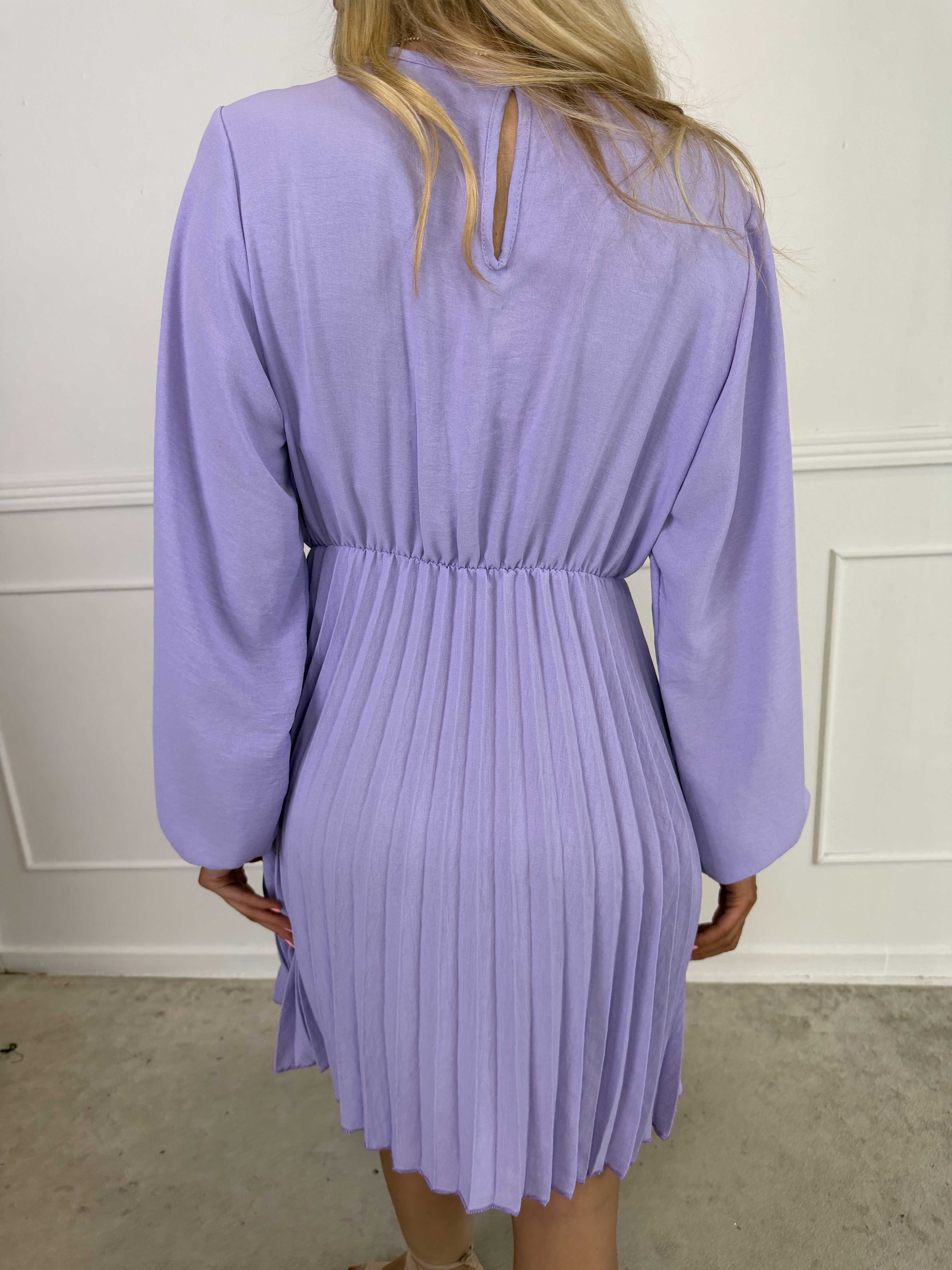 Rabia - Sød langærmet kjole med plisseret skørt