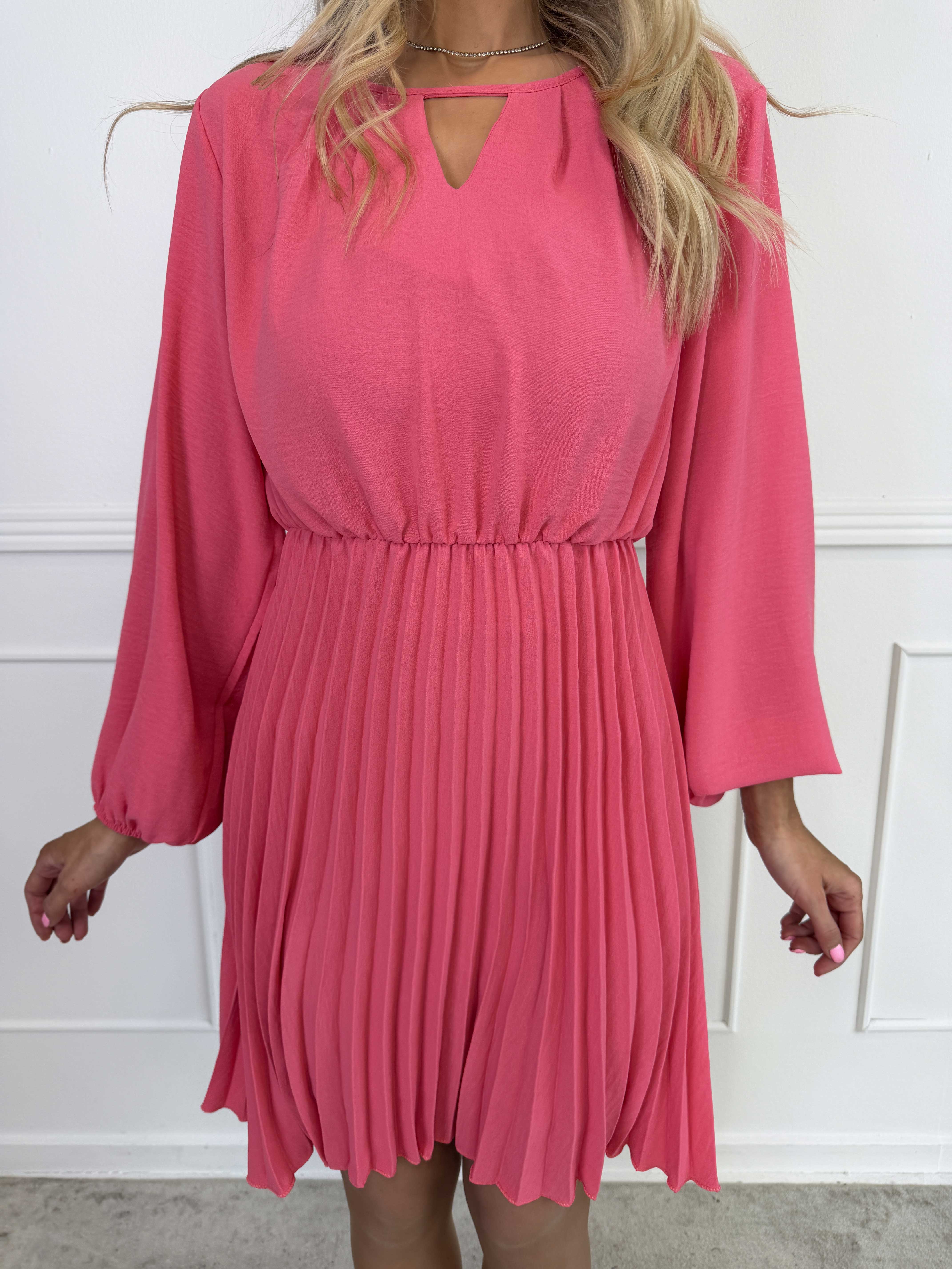 Rabia - Sød langærmet kjole med plisseret skørt