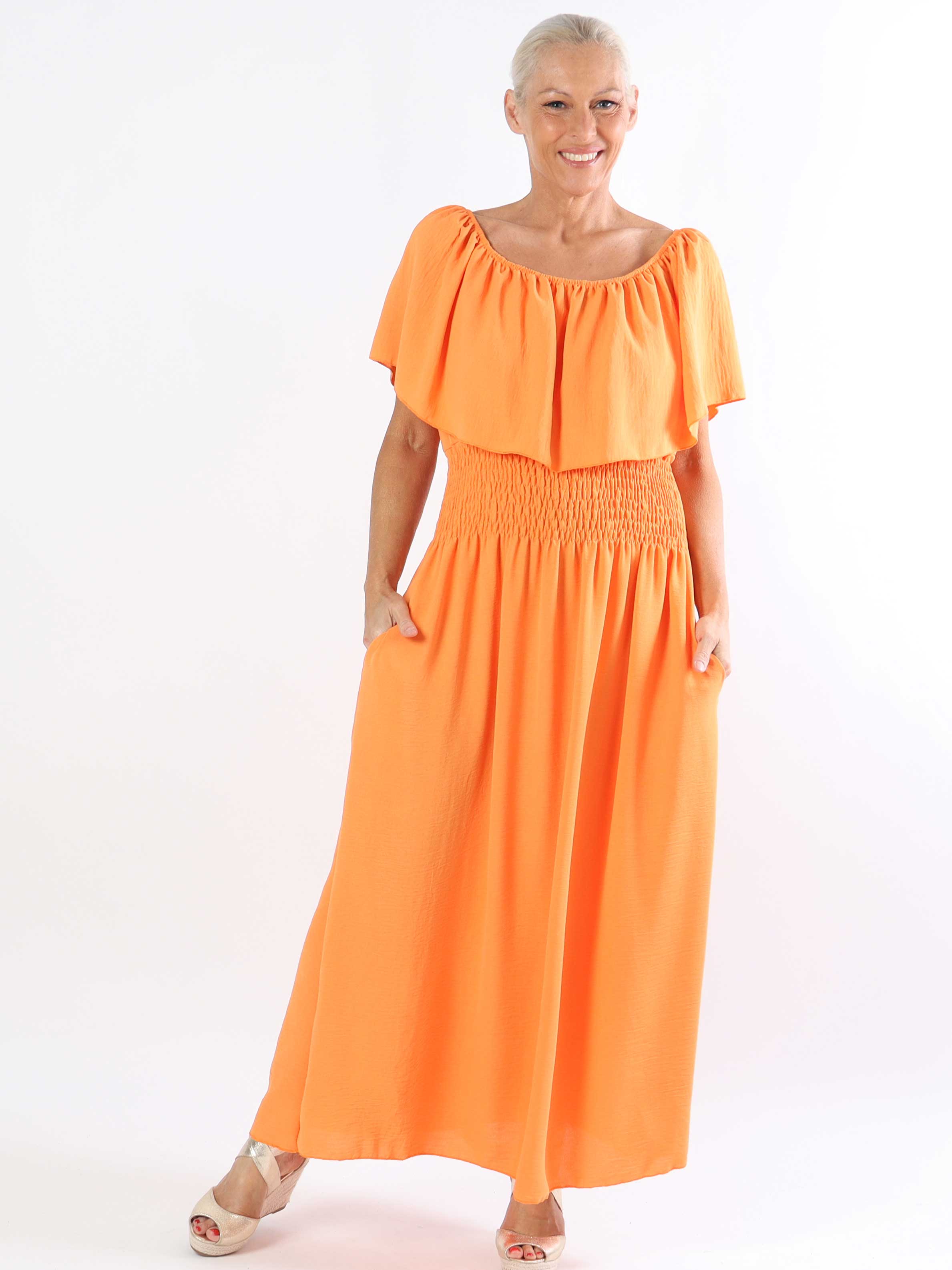 Rachel - Lang plus size kjole med lommer og flæsekant