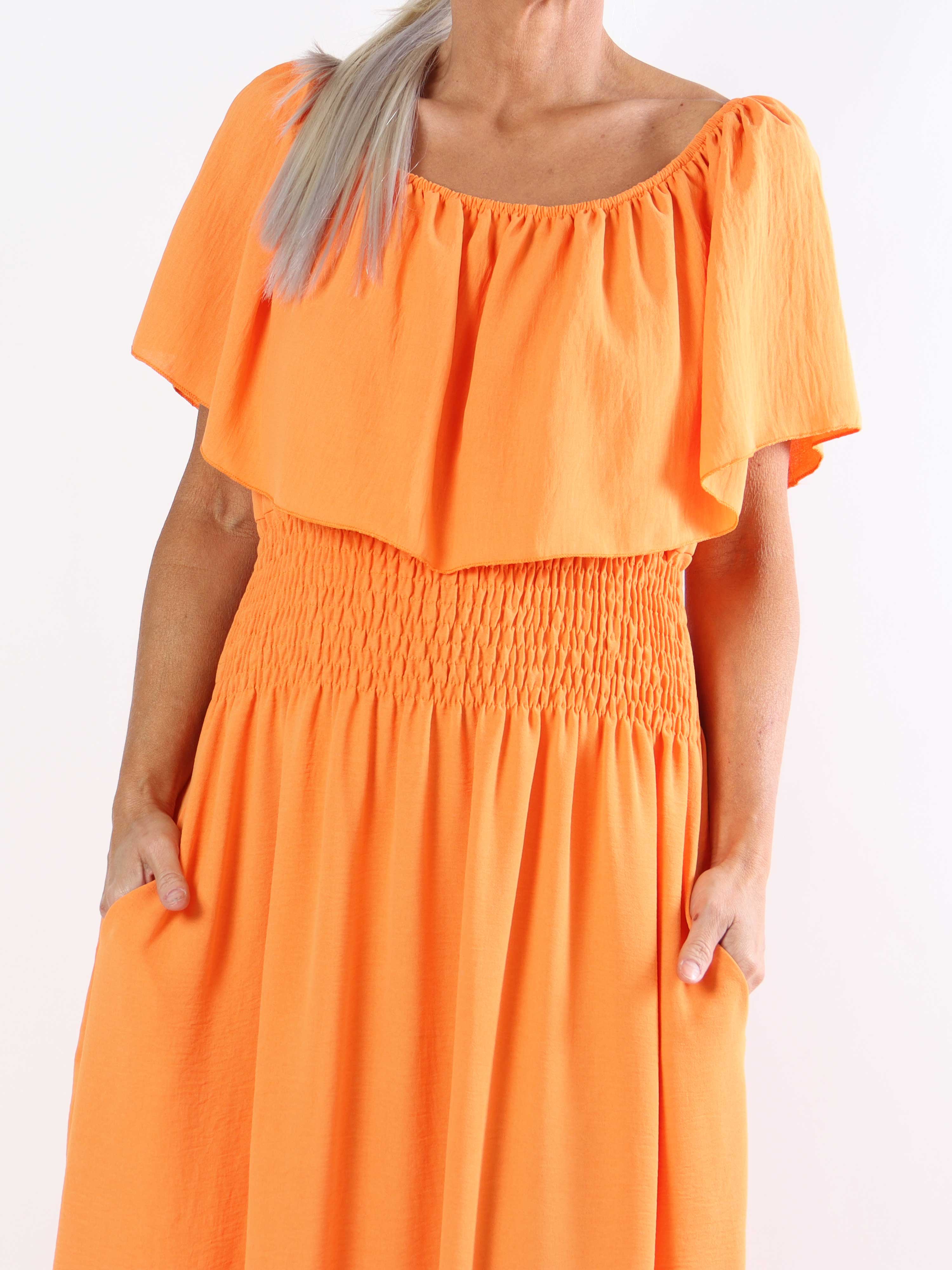 Rachel - Lang plus size kjole med lommer og flæsekant