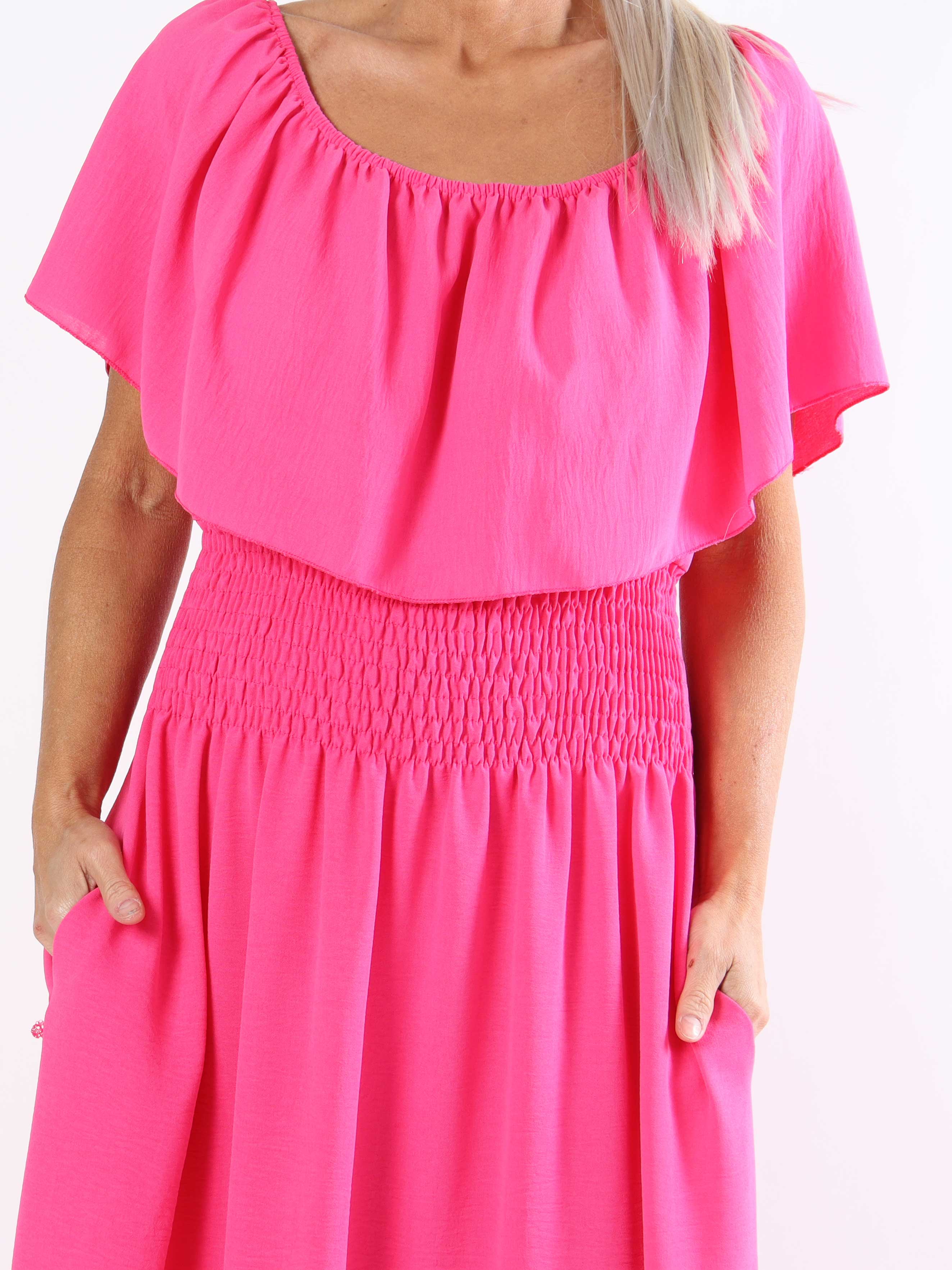 Rachel - Lang plus size kjole med lommer og flæsekant