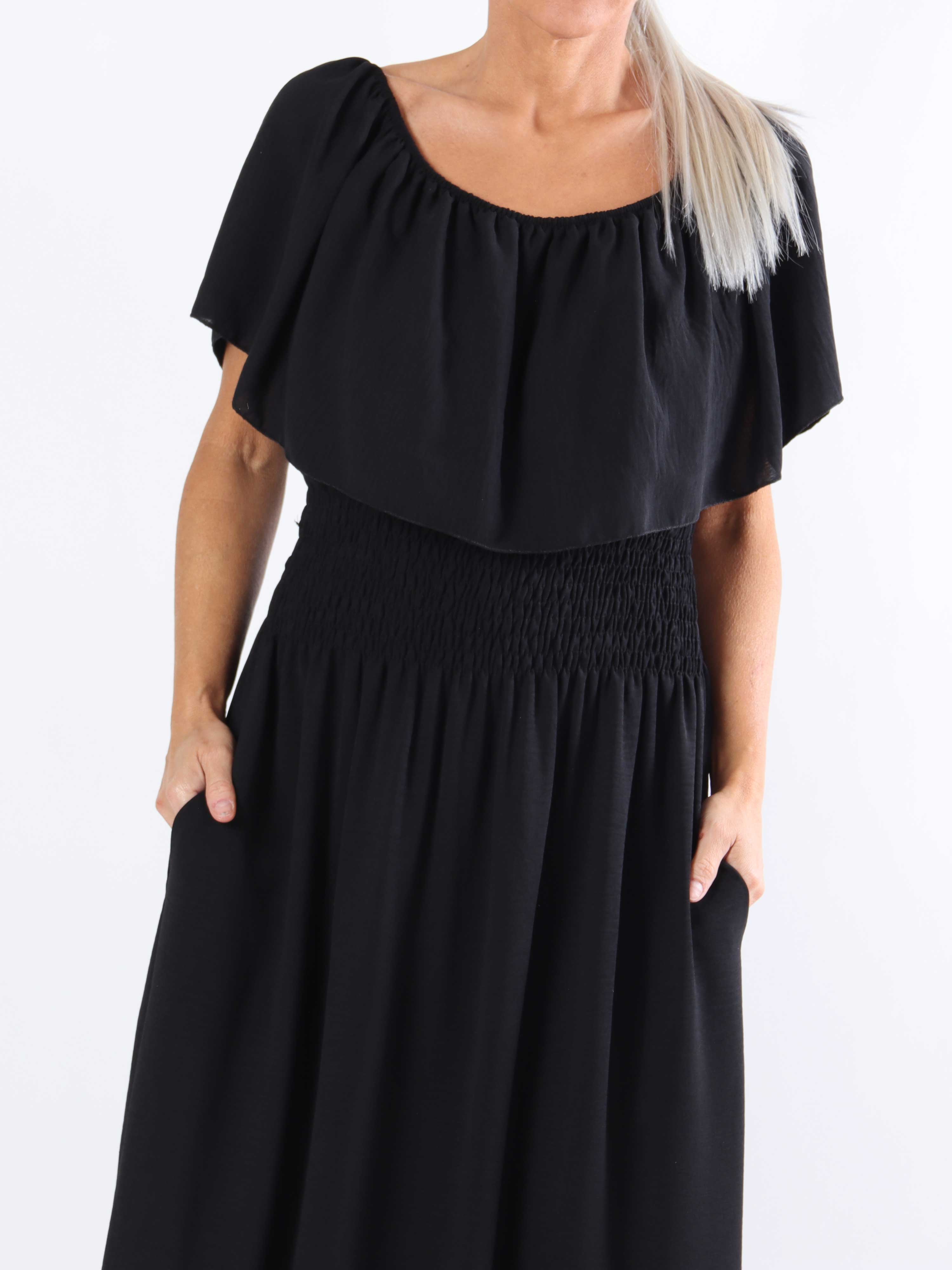 Rachel - Lang plus size kjole med lommer og flæsekant