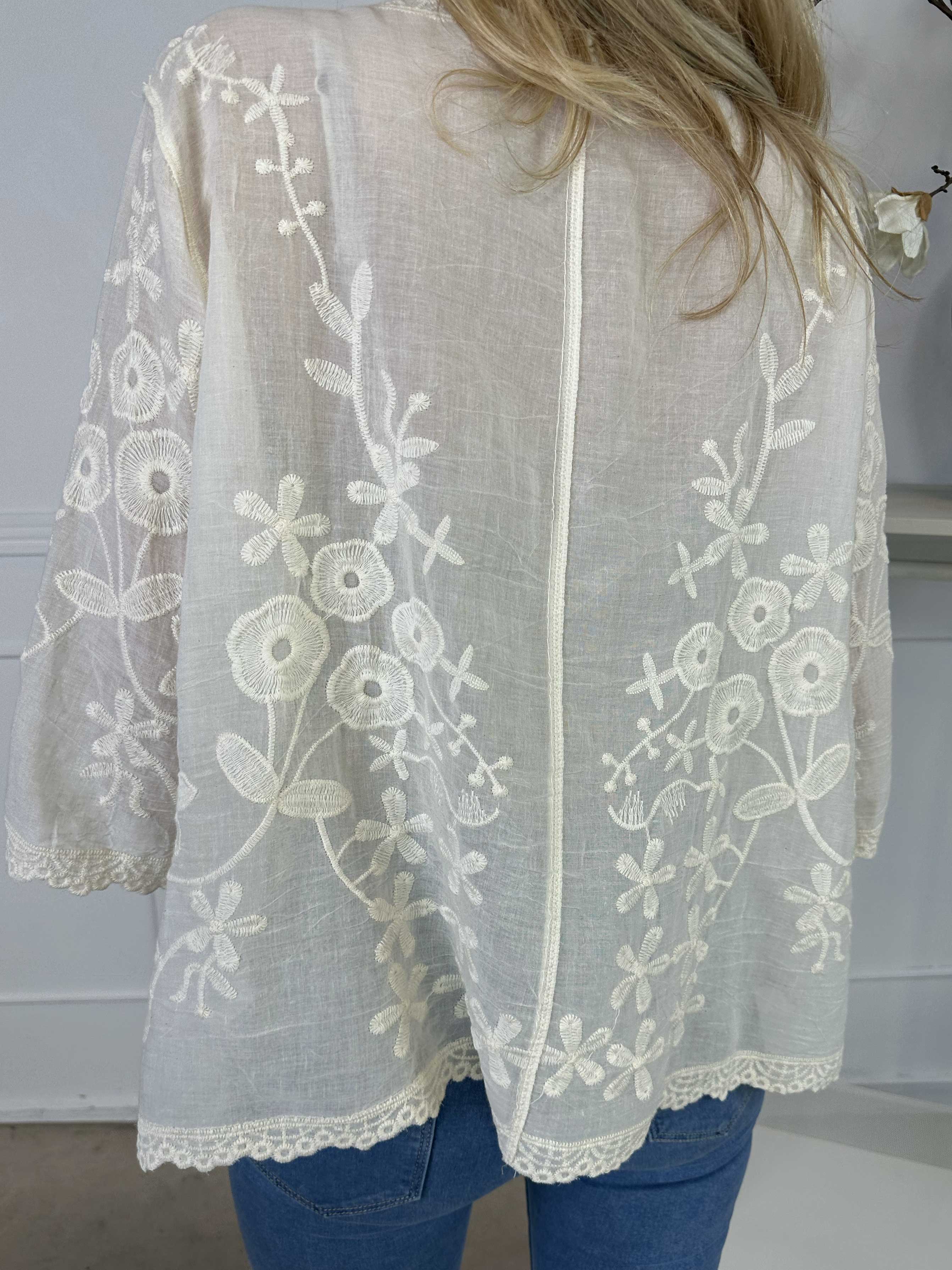 Ramona - Sød bluse i bomuld med broderinger