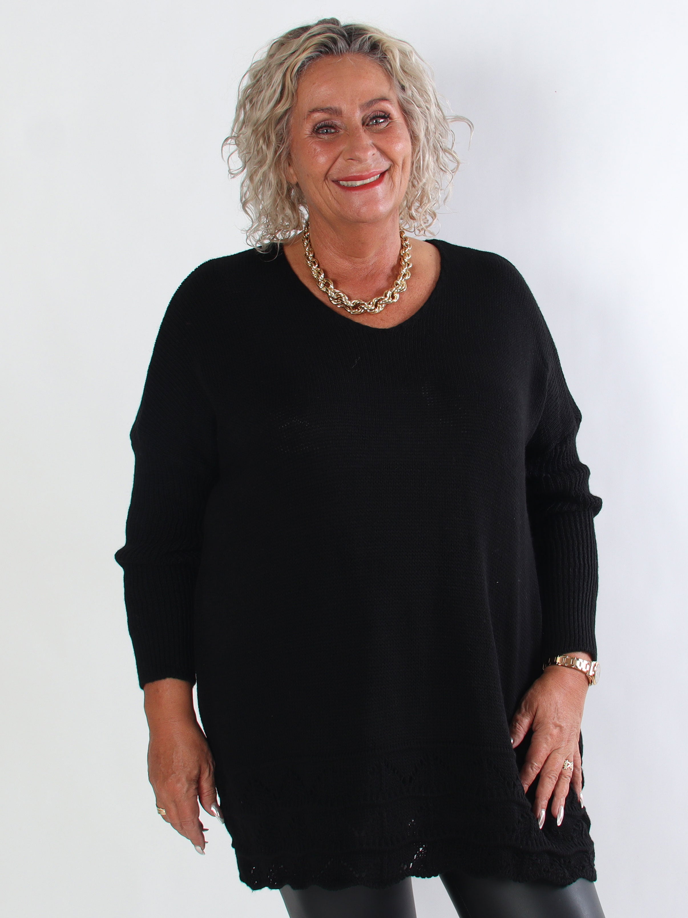 Rebeca - Ensfarvet plus size strikbluse med mønster forneden