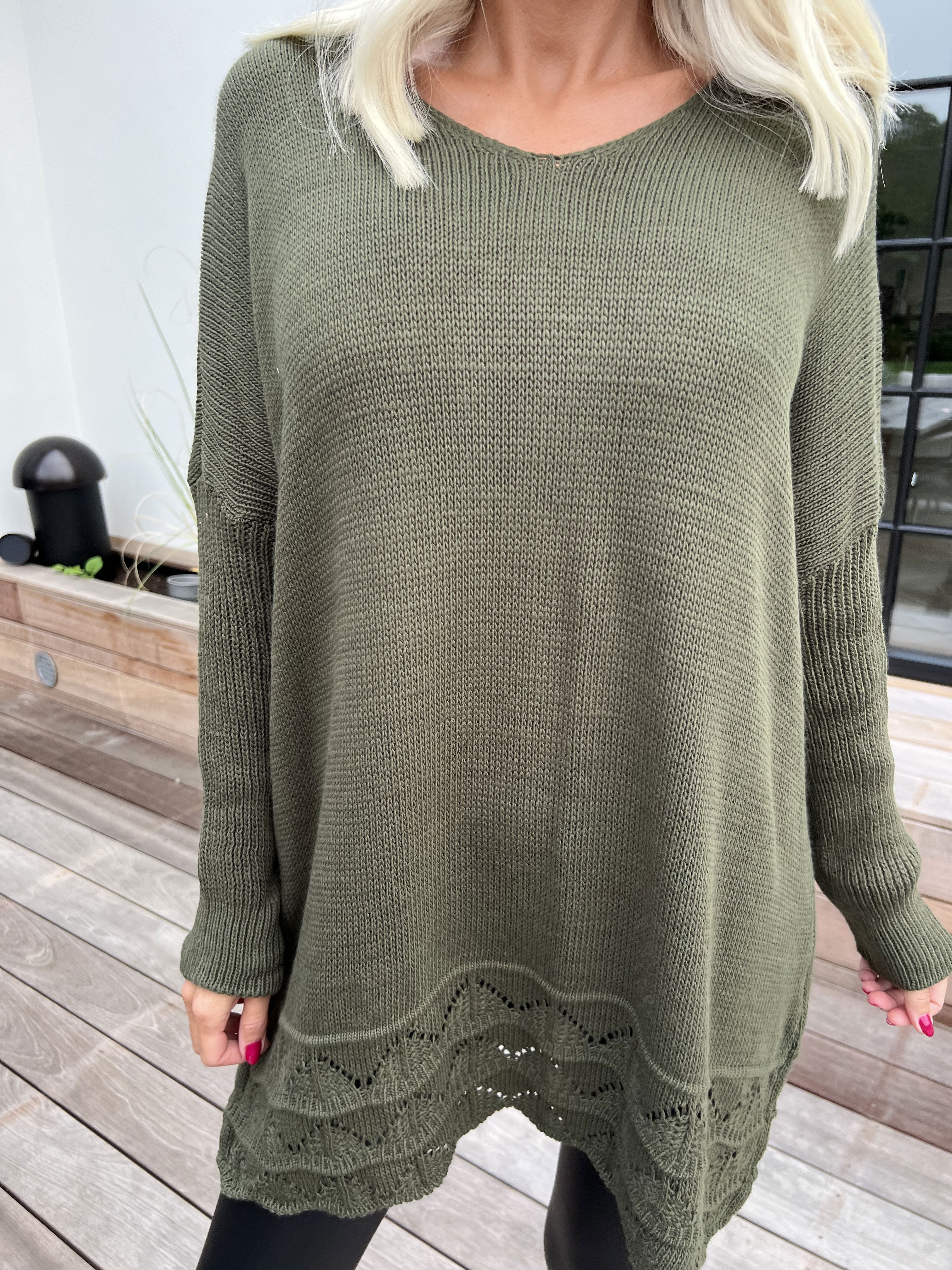 Rebeca - Ensfarvet strikbluse med mønster forneden