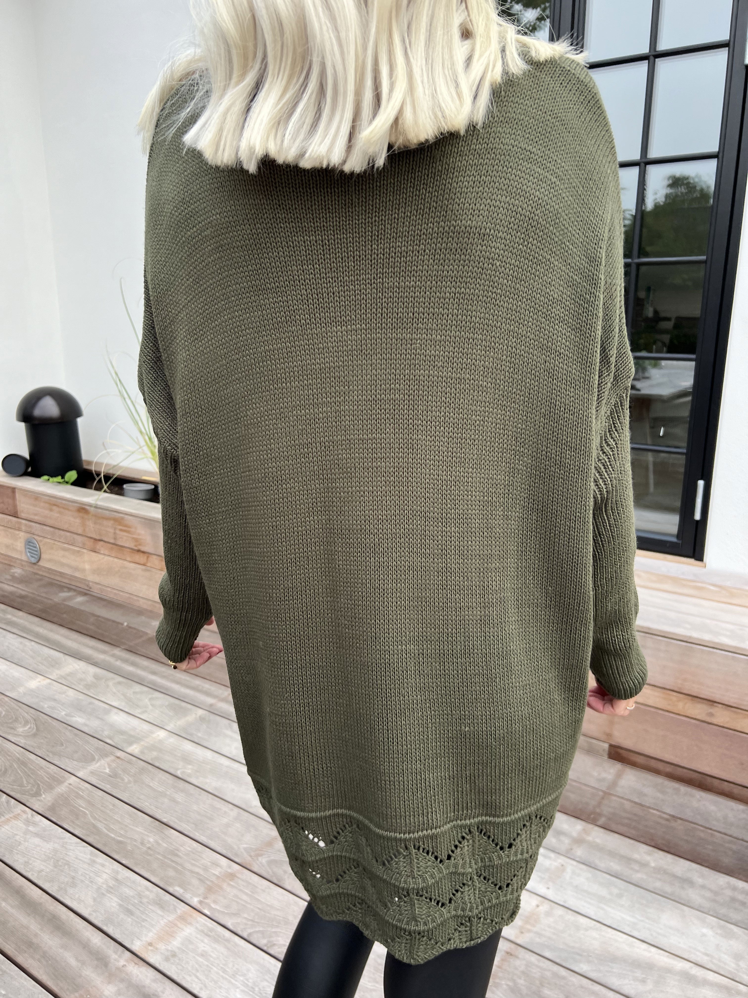 Rebeca - Ensfarvet strikbluse med mønster forneden