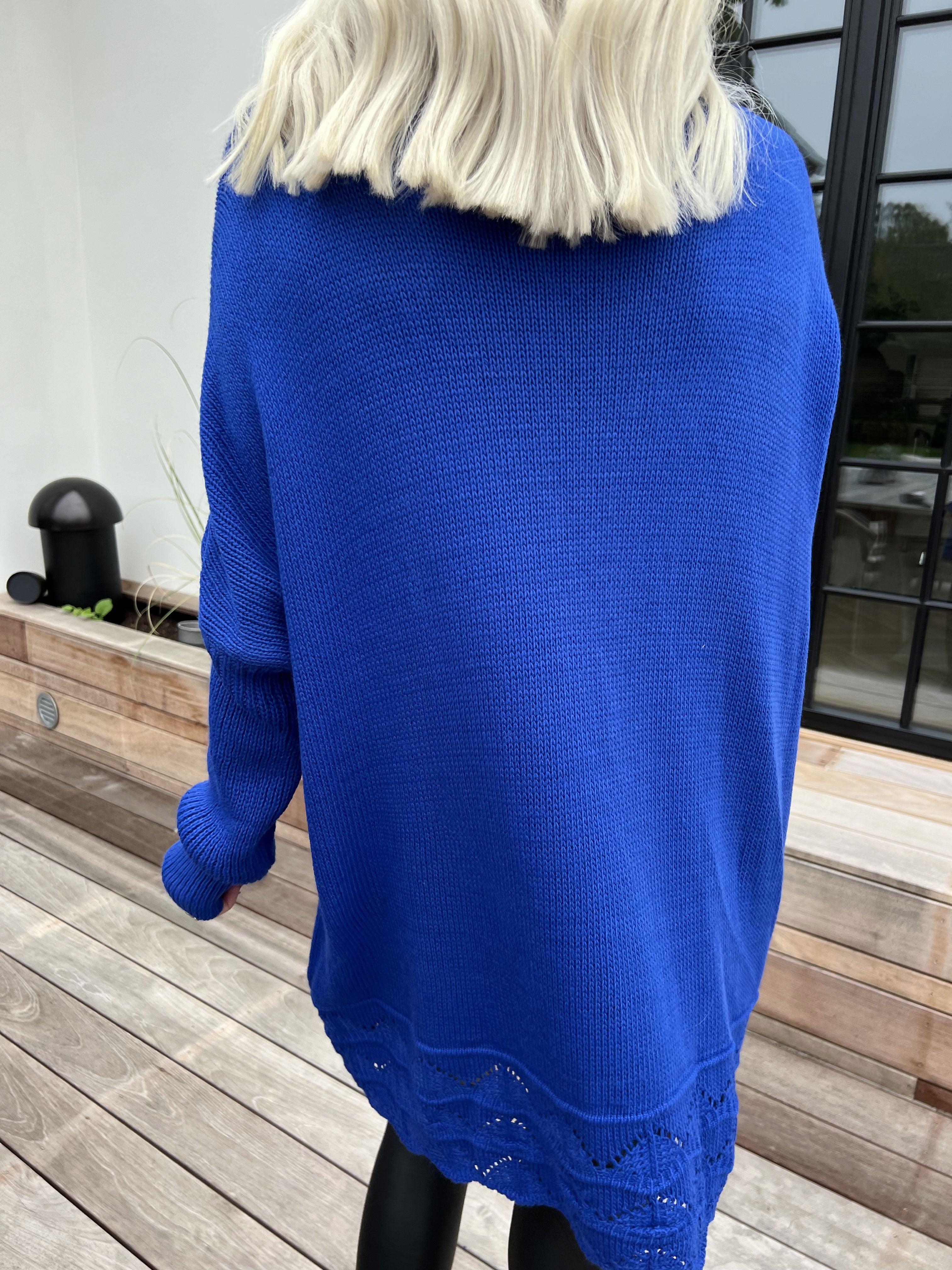 Rebeca - Ensfarvet strikbluse med mønster forneden