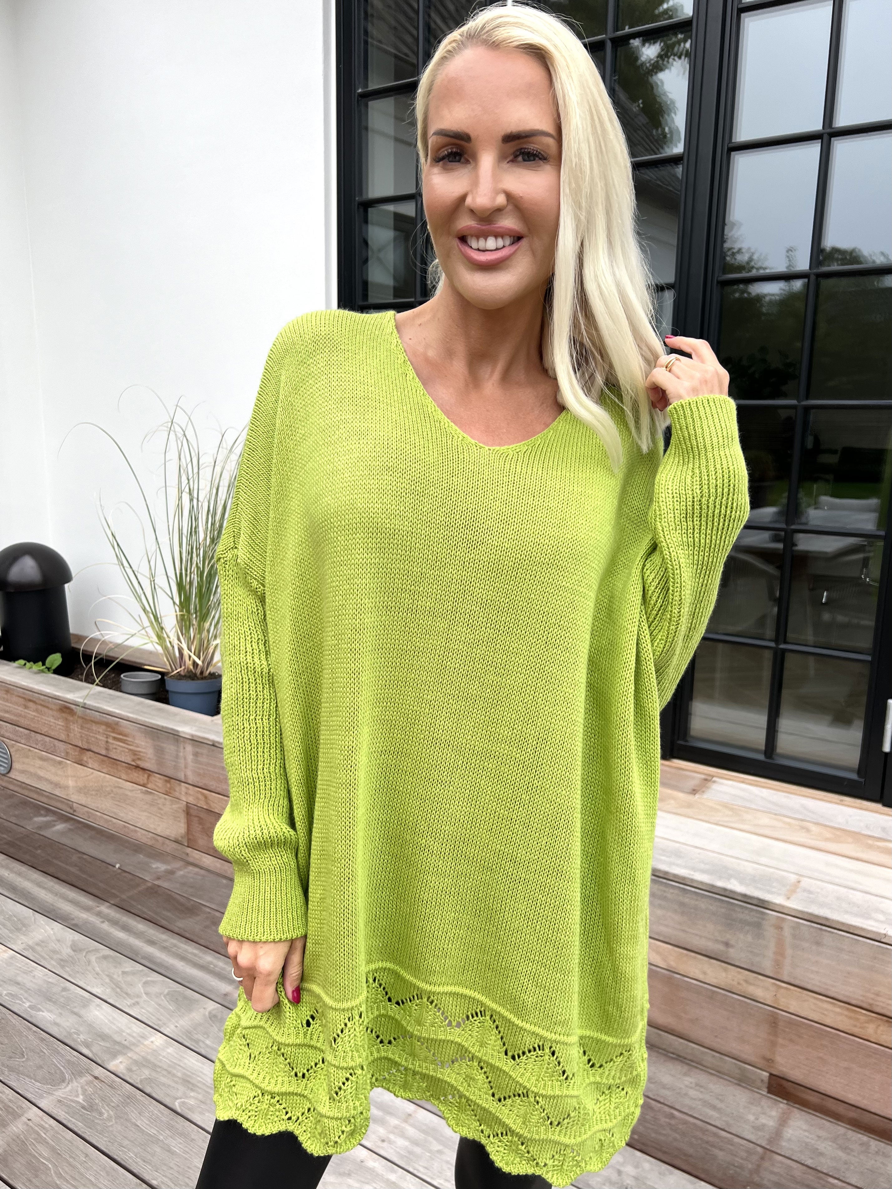 Rebeca - Ensfarvet strikbluse med mønster forneden