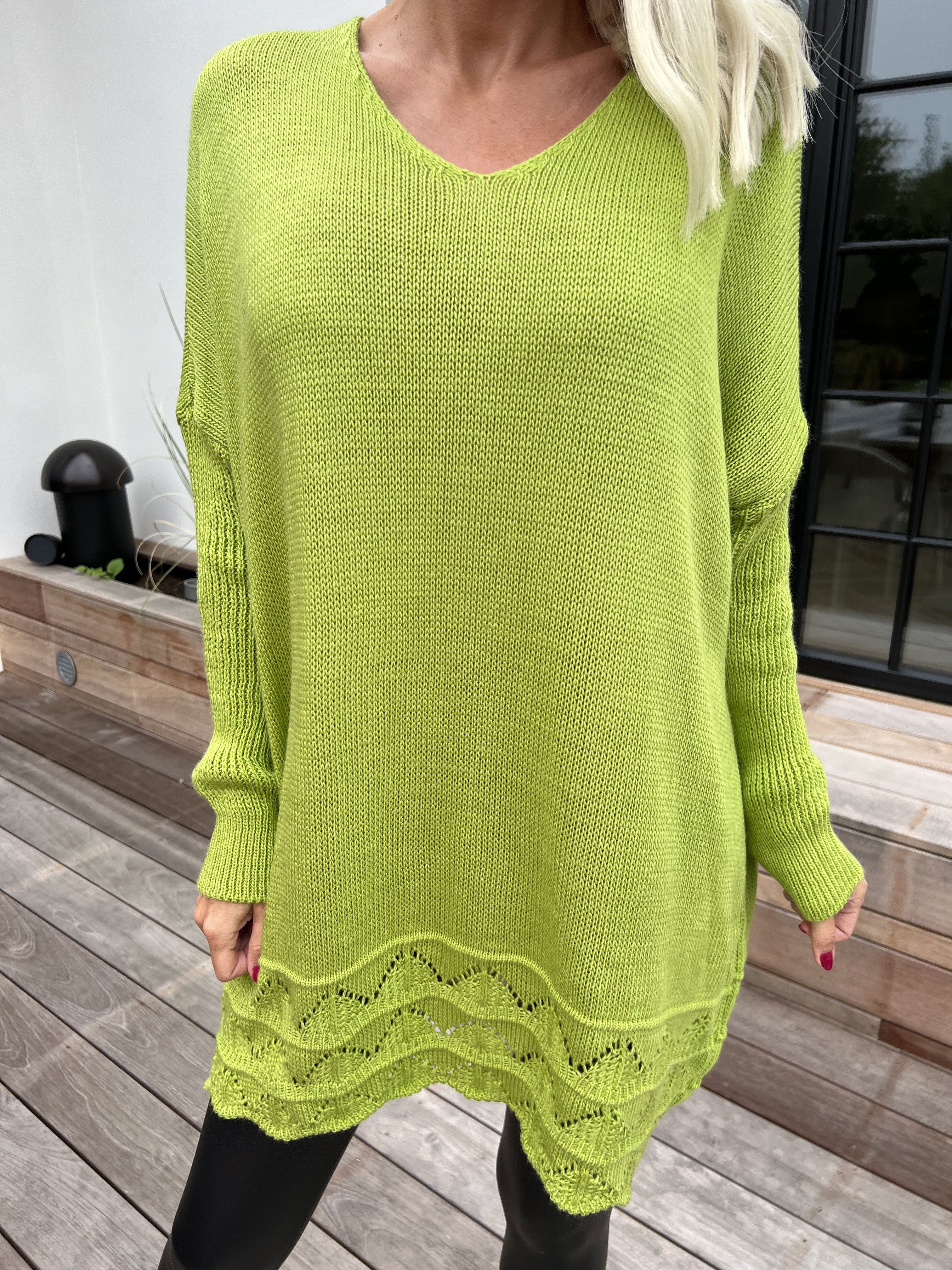 Rebeca - Ensfarvet strikbluse med mønster forneden