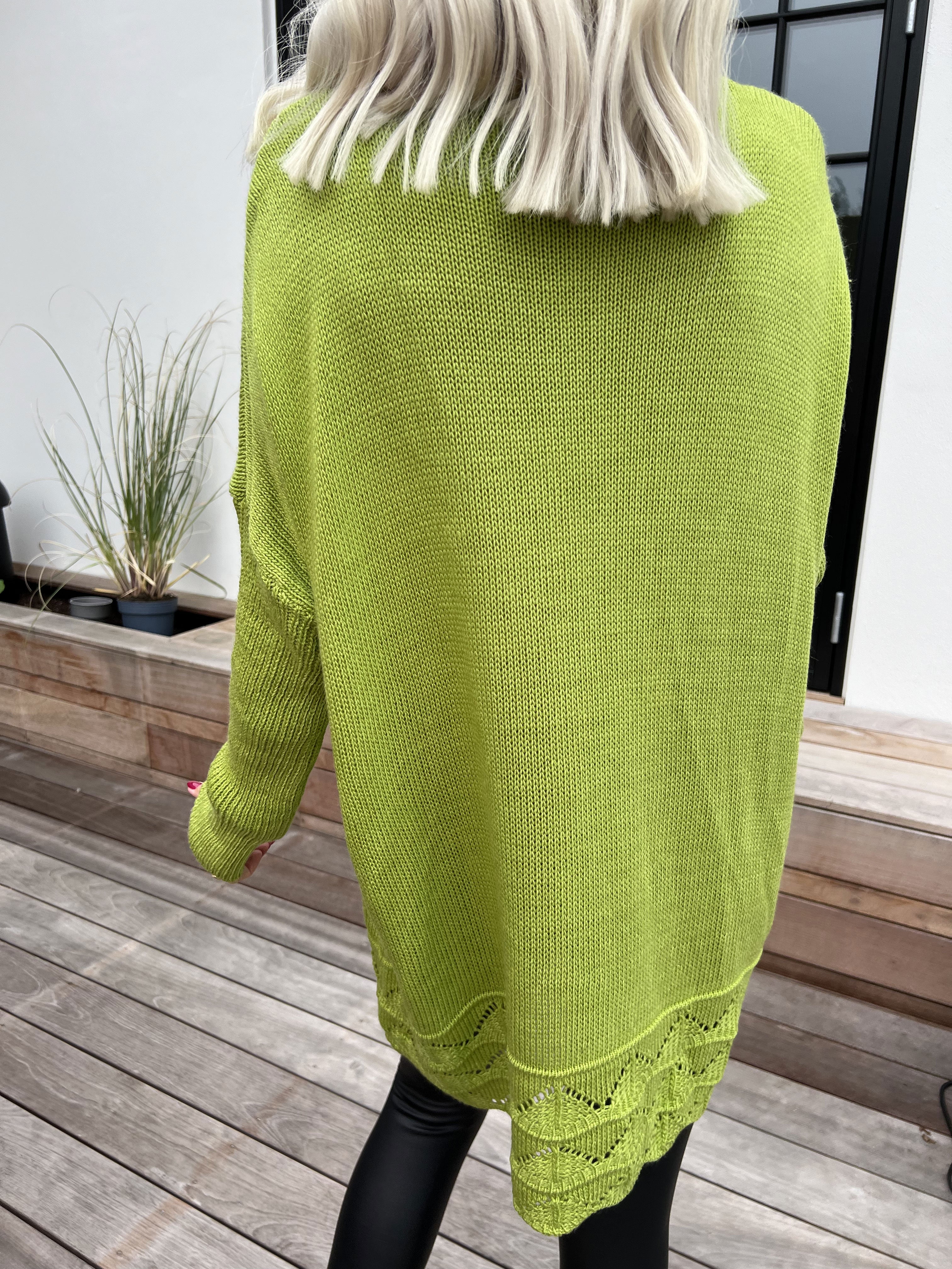 Rebeca - Ensfarvet strikbluse med mønster forneden