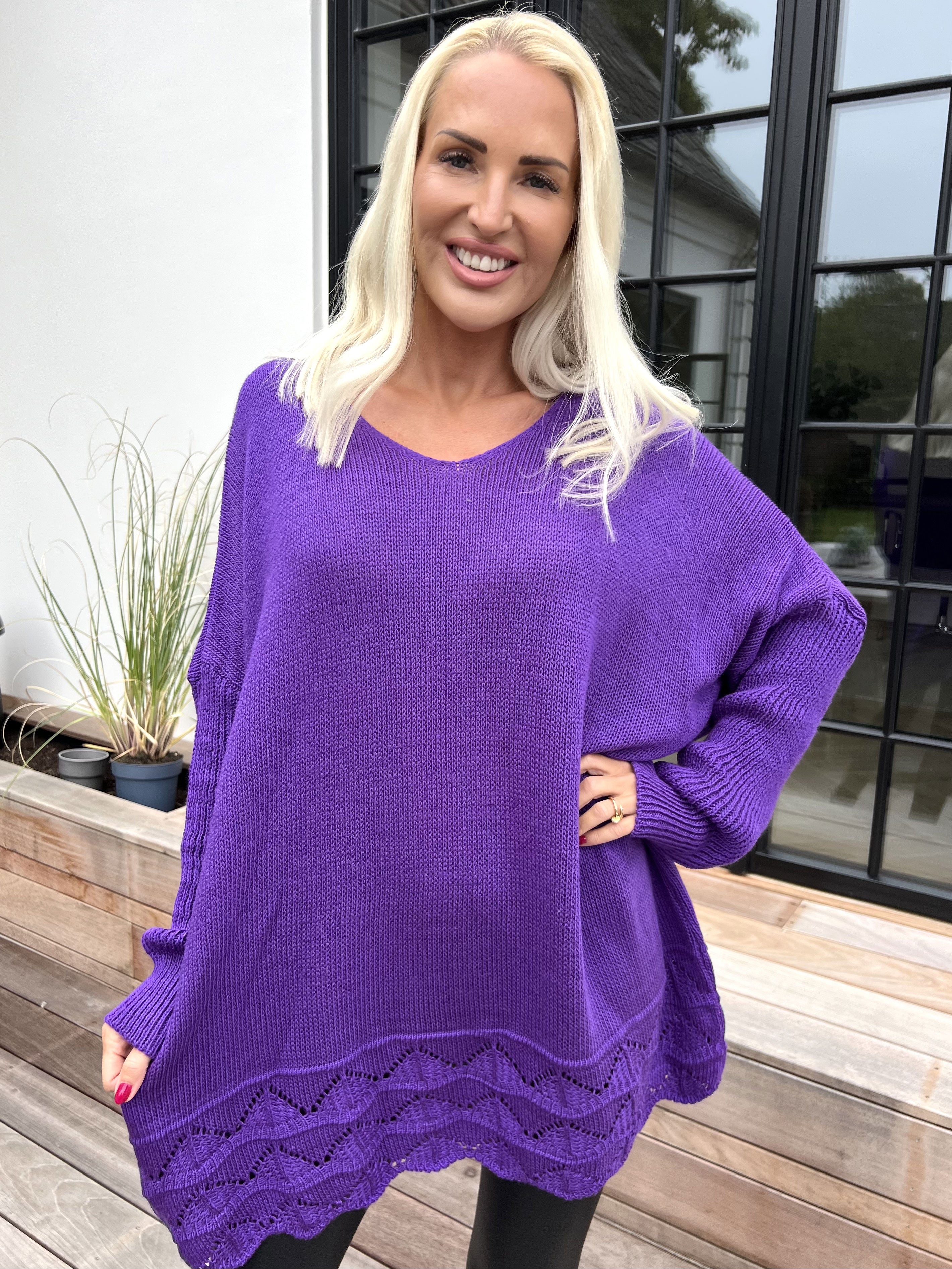 Rebeca - Ensfarvet strikbluse med mønster forneden