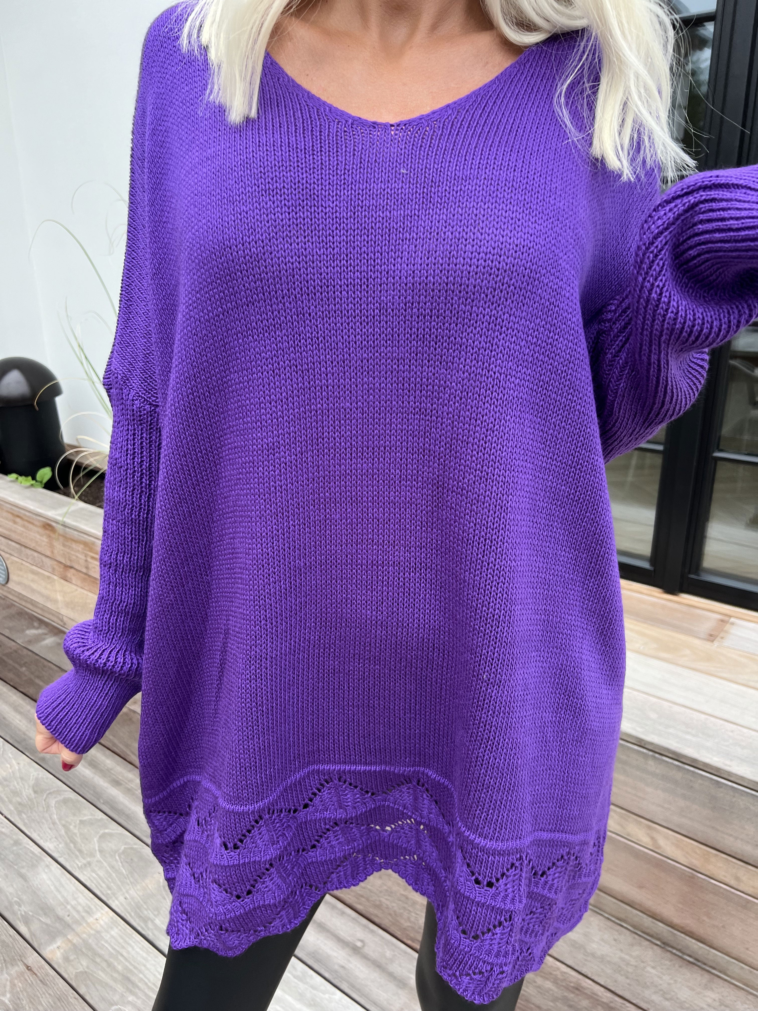 Rebeca - Ensfarvet strikbluse med mønster forneden