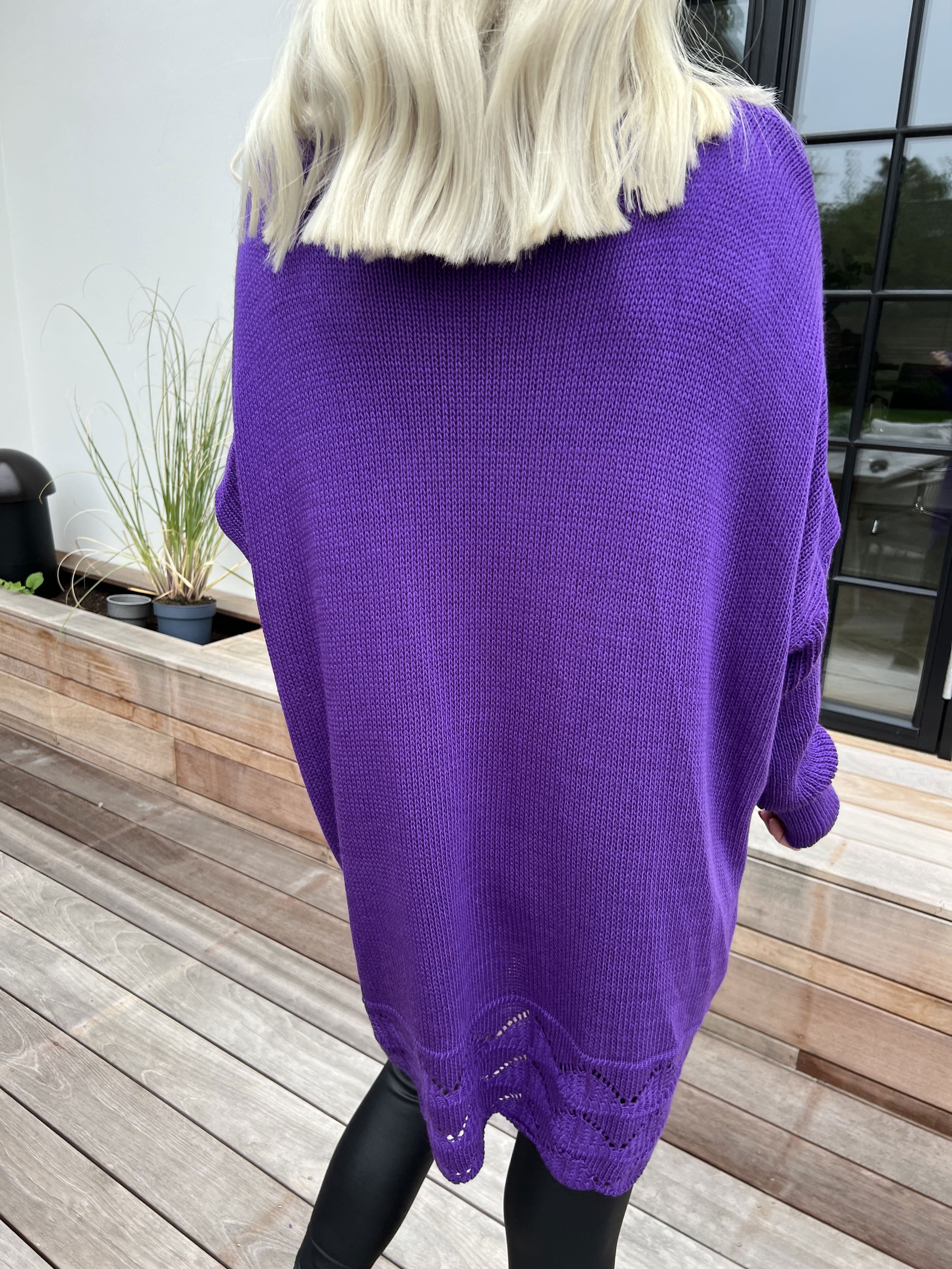 Rebeca - Ensfarvet strikbluse med mønster forneden