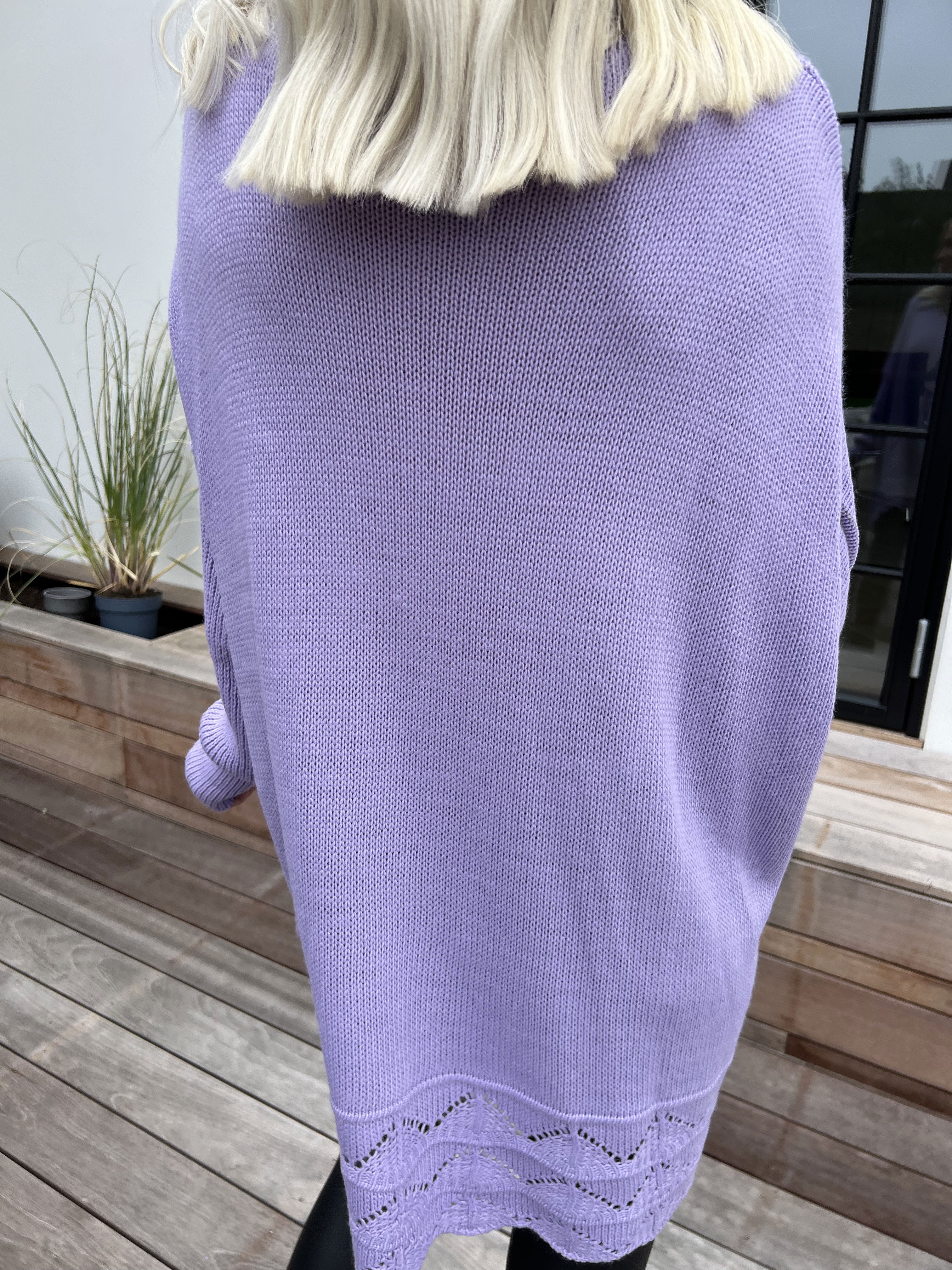 Rebeca - Ensfarvet strikbluse med mønster forneden