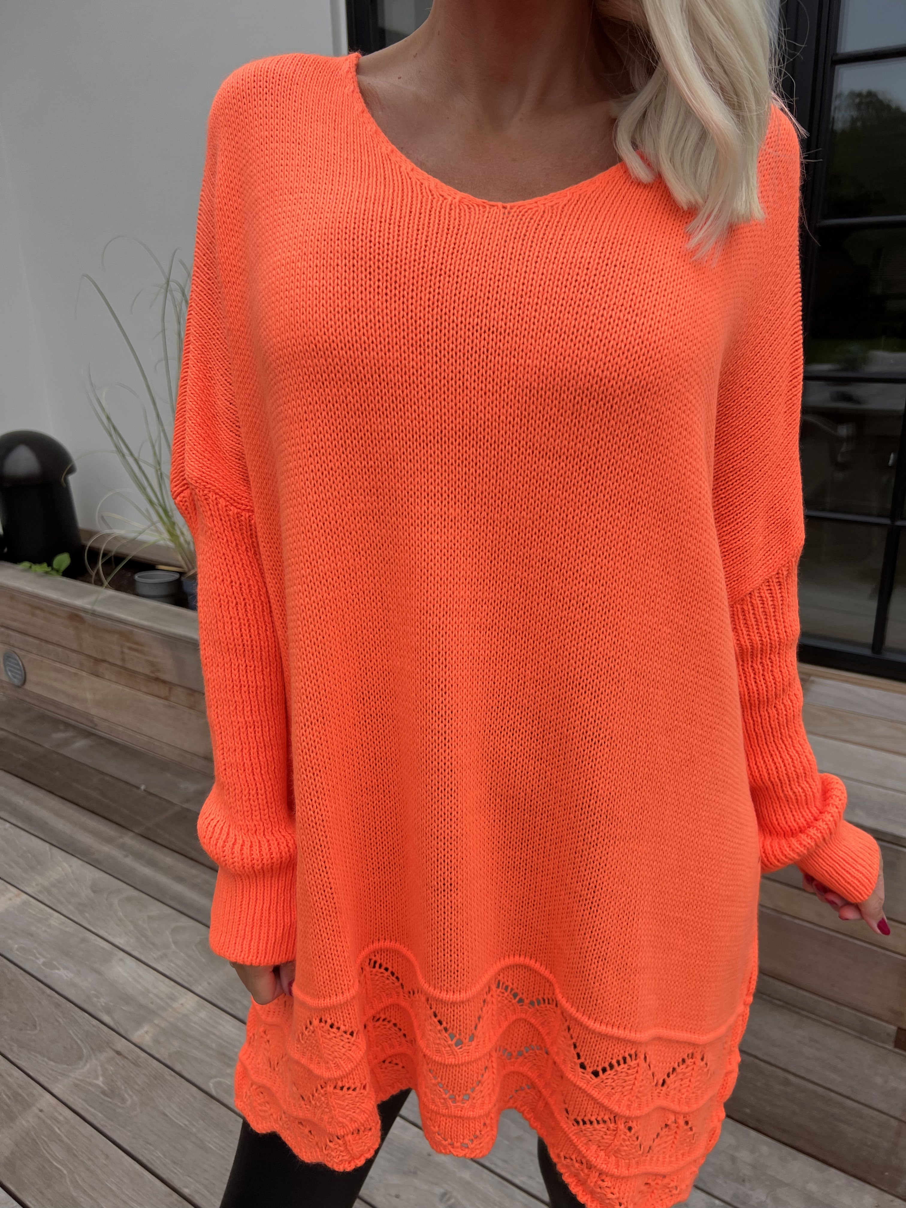 Rebeca - Ensfarvet strikbluse med mønster forneden