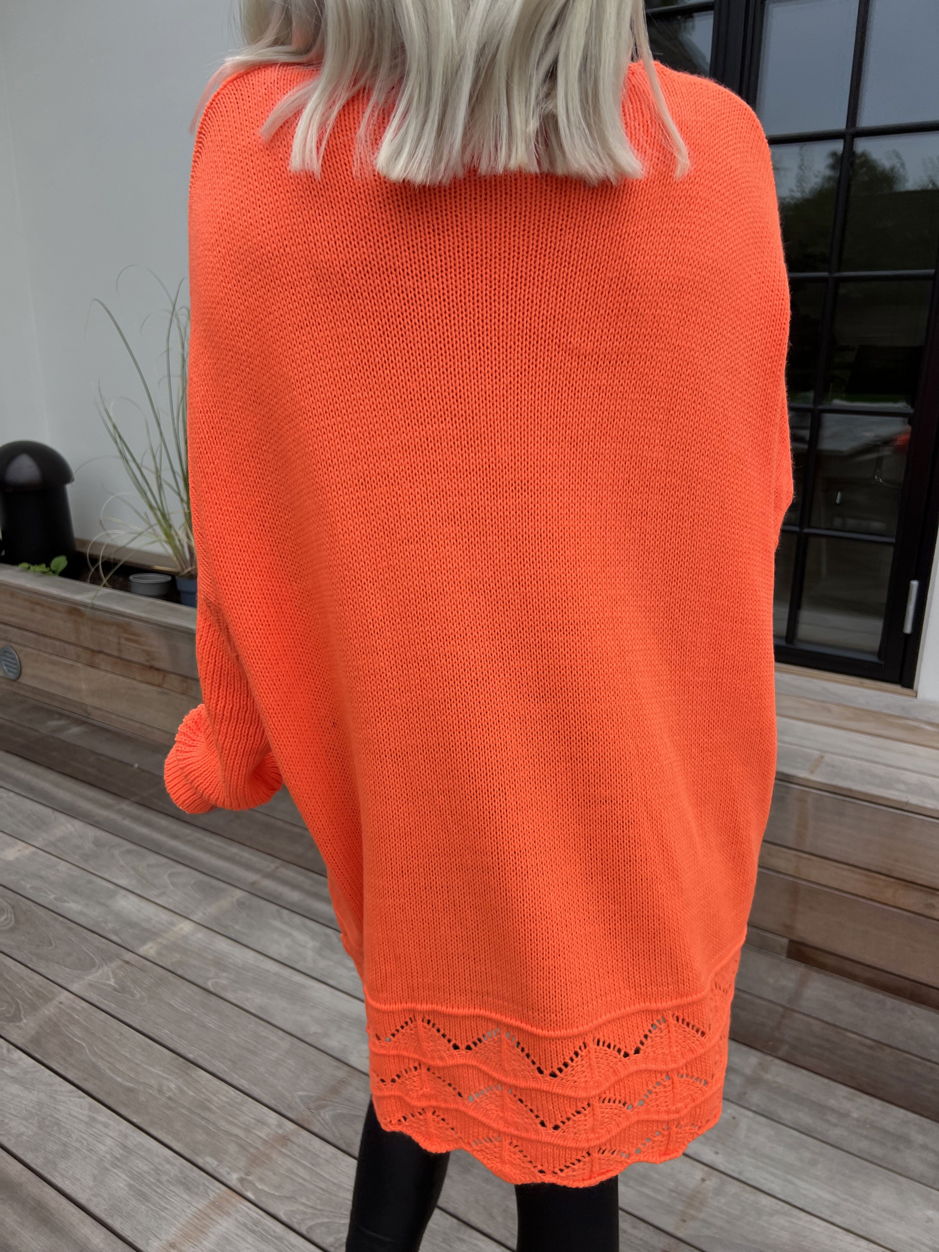 Rebeca - Ensfarvet strikbluse med mønster forneden