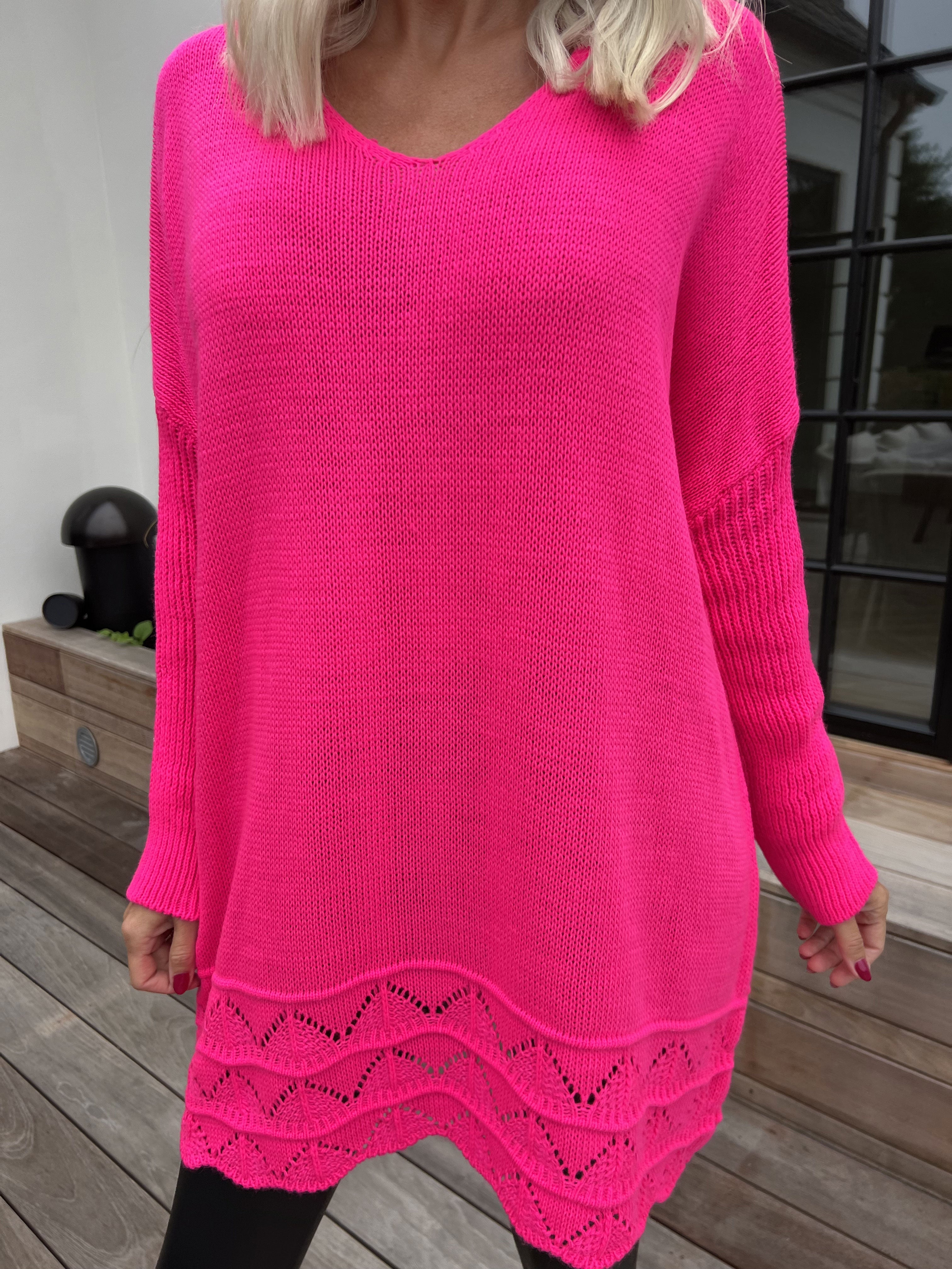 Rebeca - Ensfarvet strikbluse med mønster forneden