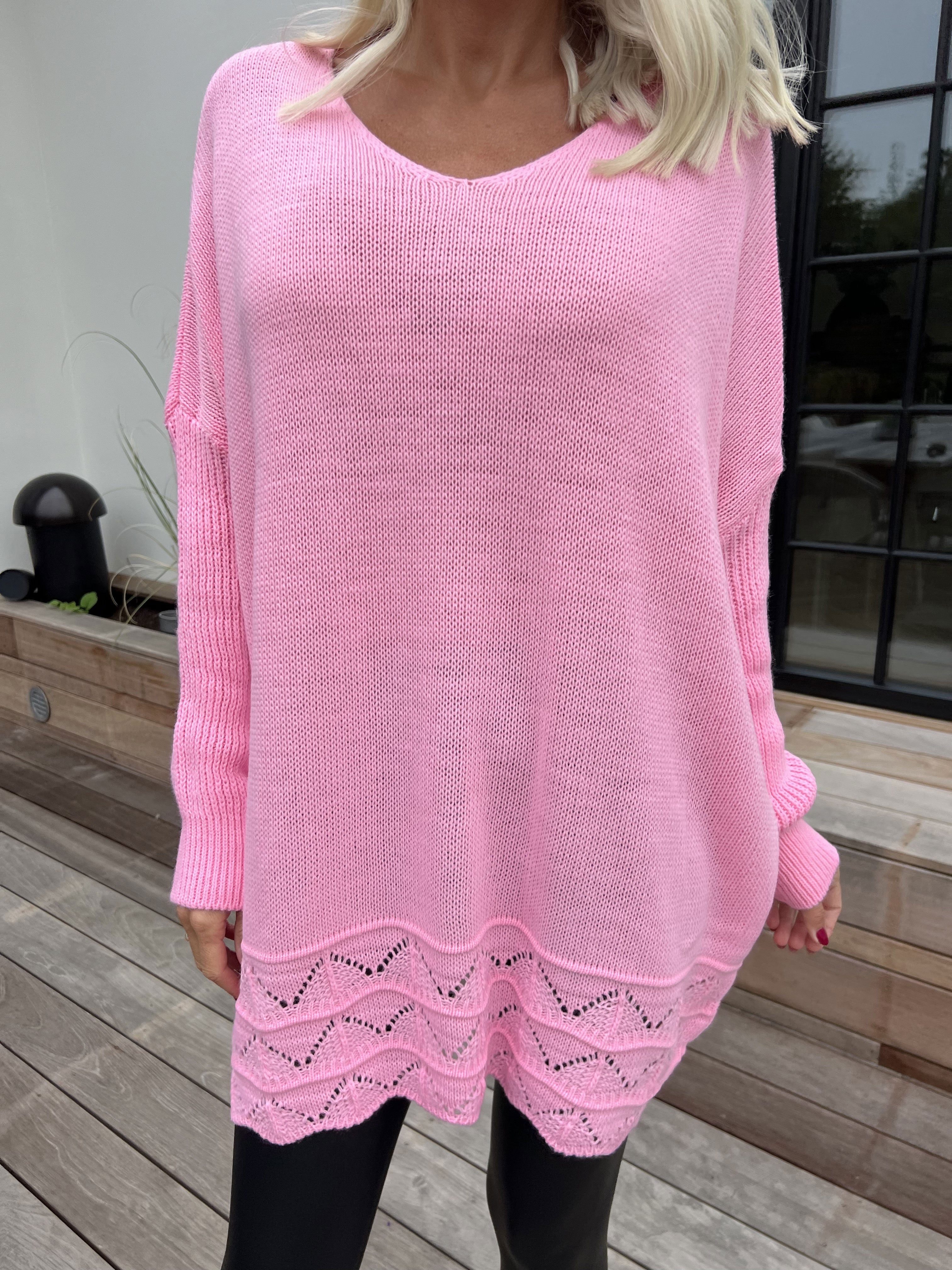 Rebeca - Ensfarvet strikbluse med mønster forneden