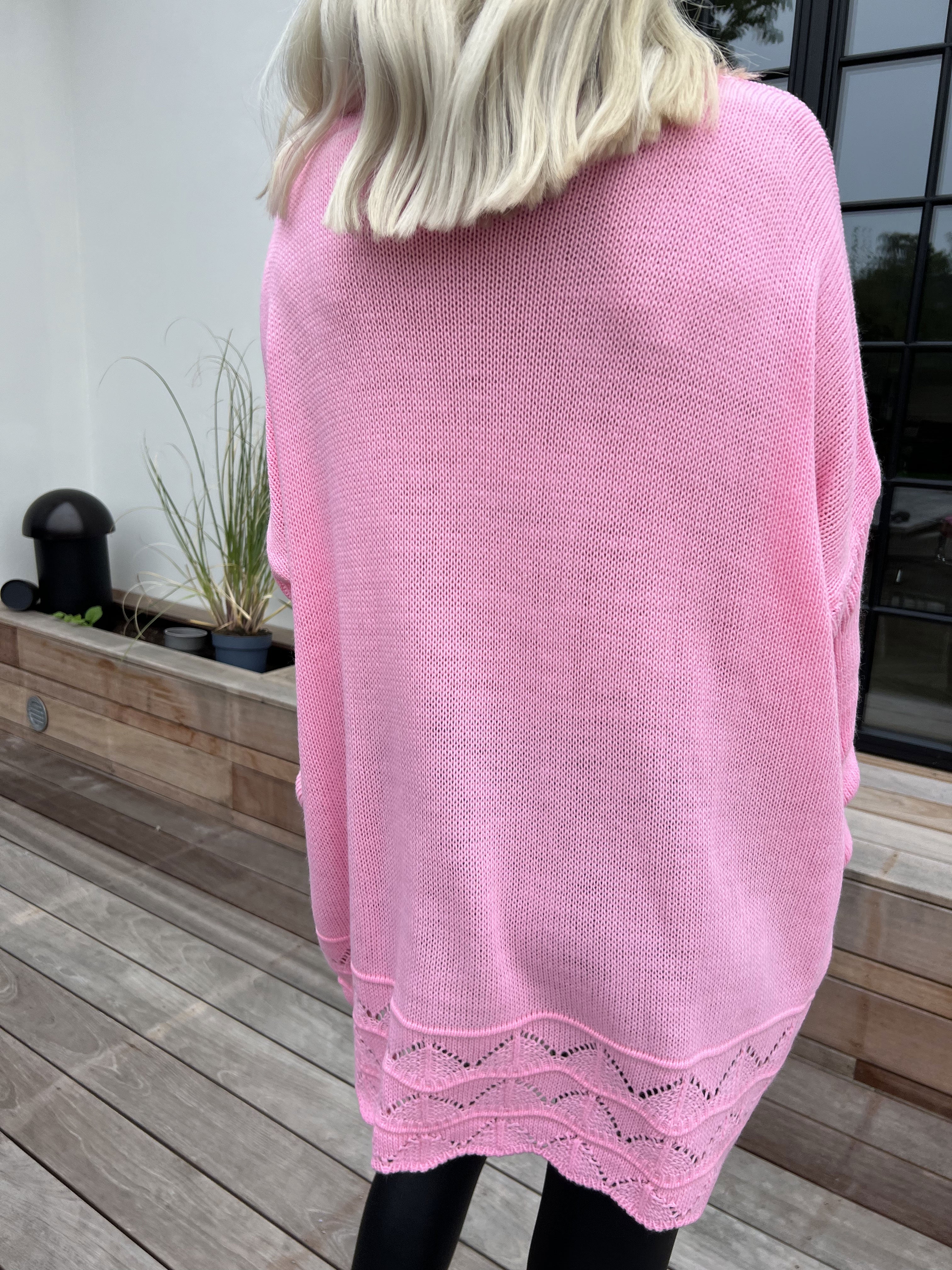 Rebeca - Ensfarvet strikbluse med mønster forneden