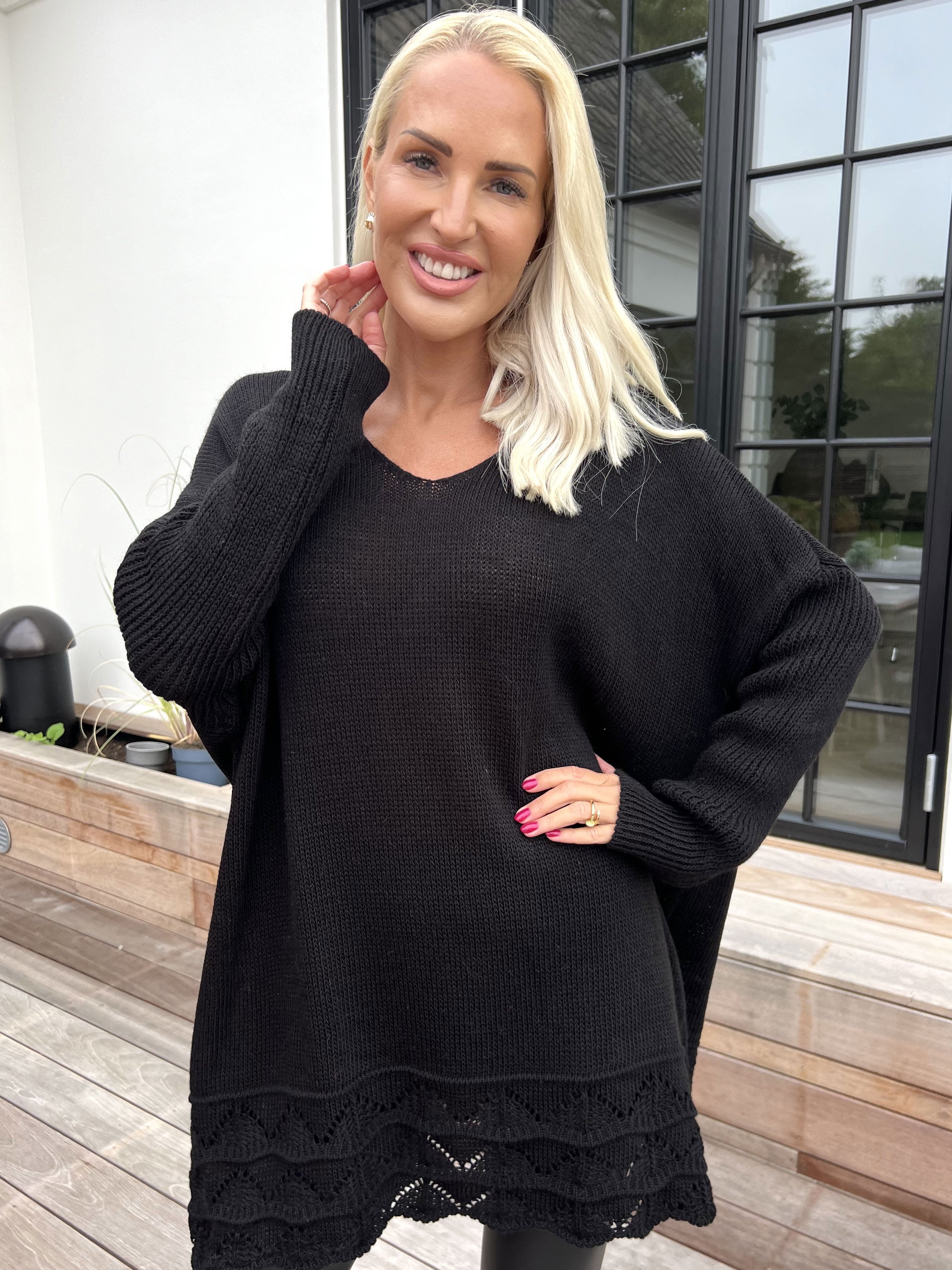 Rebeca - Ensfarvet strikbluse med mønster forneden