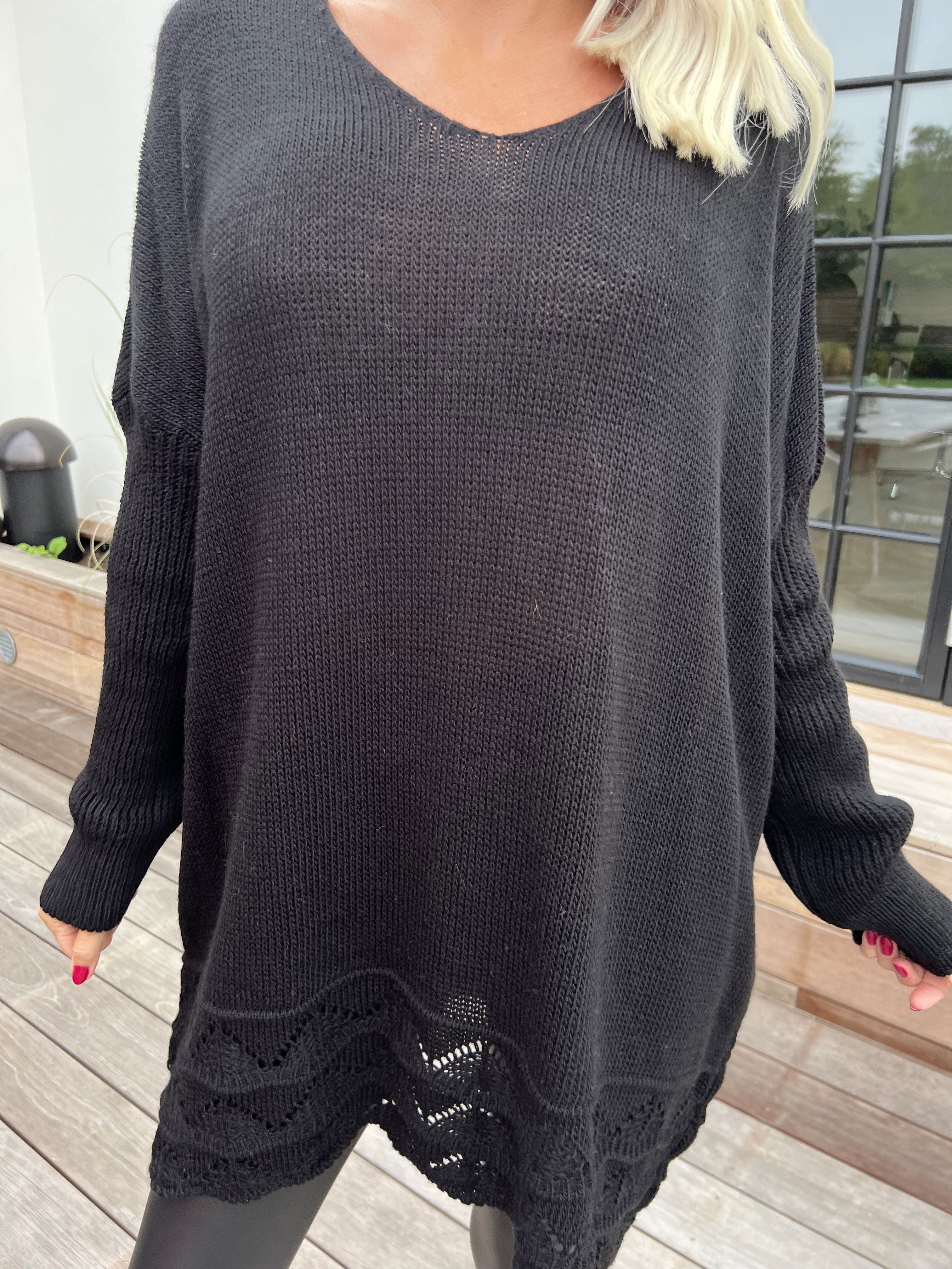 Rebeca - Ensfarvet strikbluse med mønster forneden