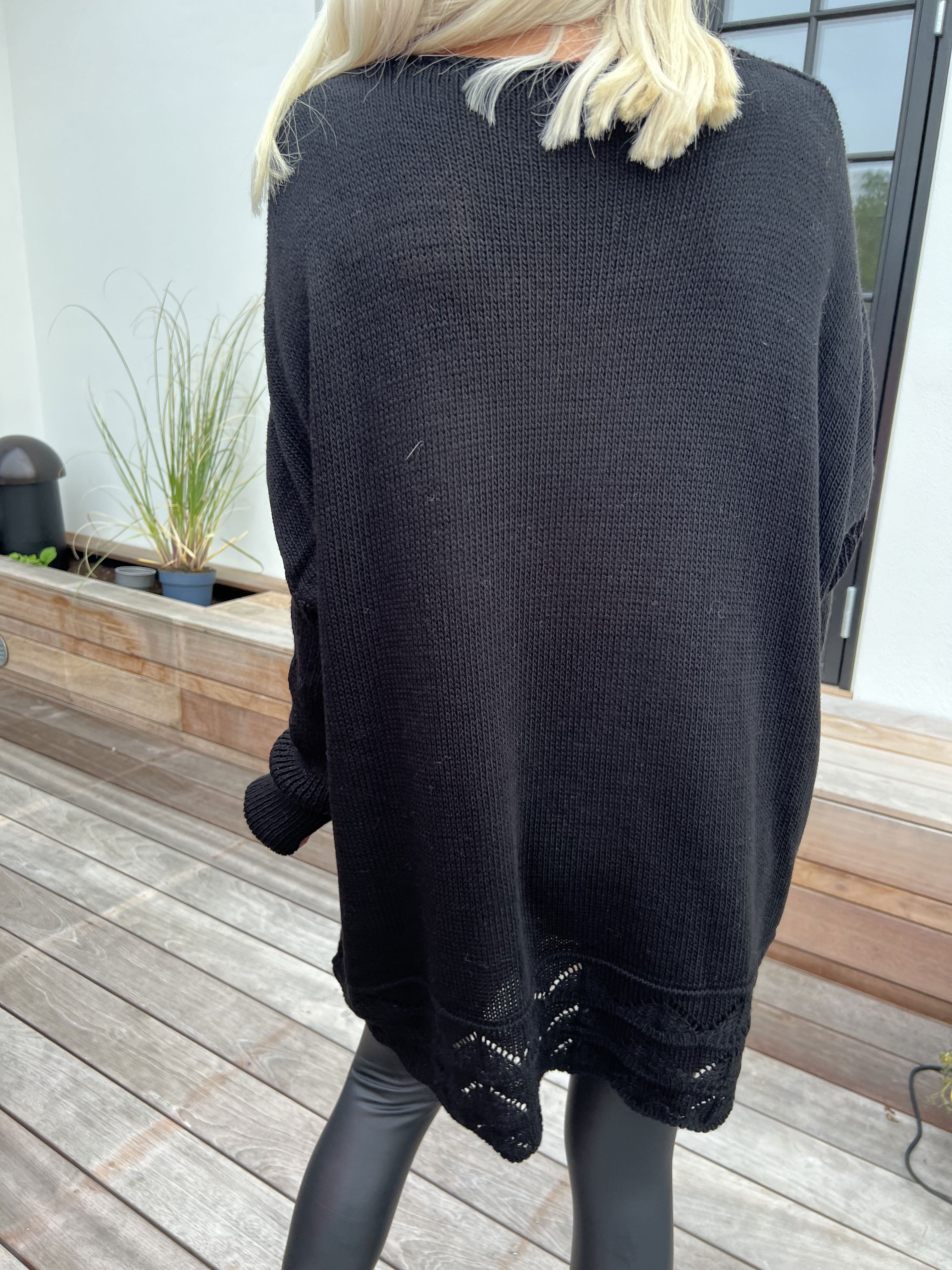 Rebeca - Ensfarvet strikbluse med mønster forneden