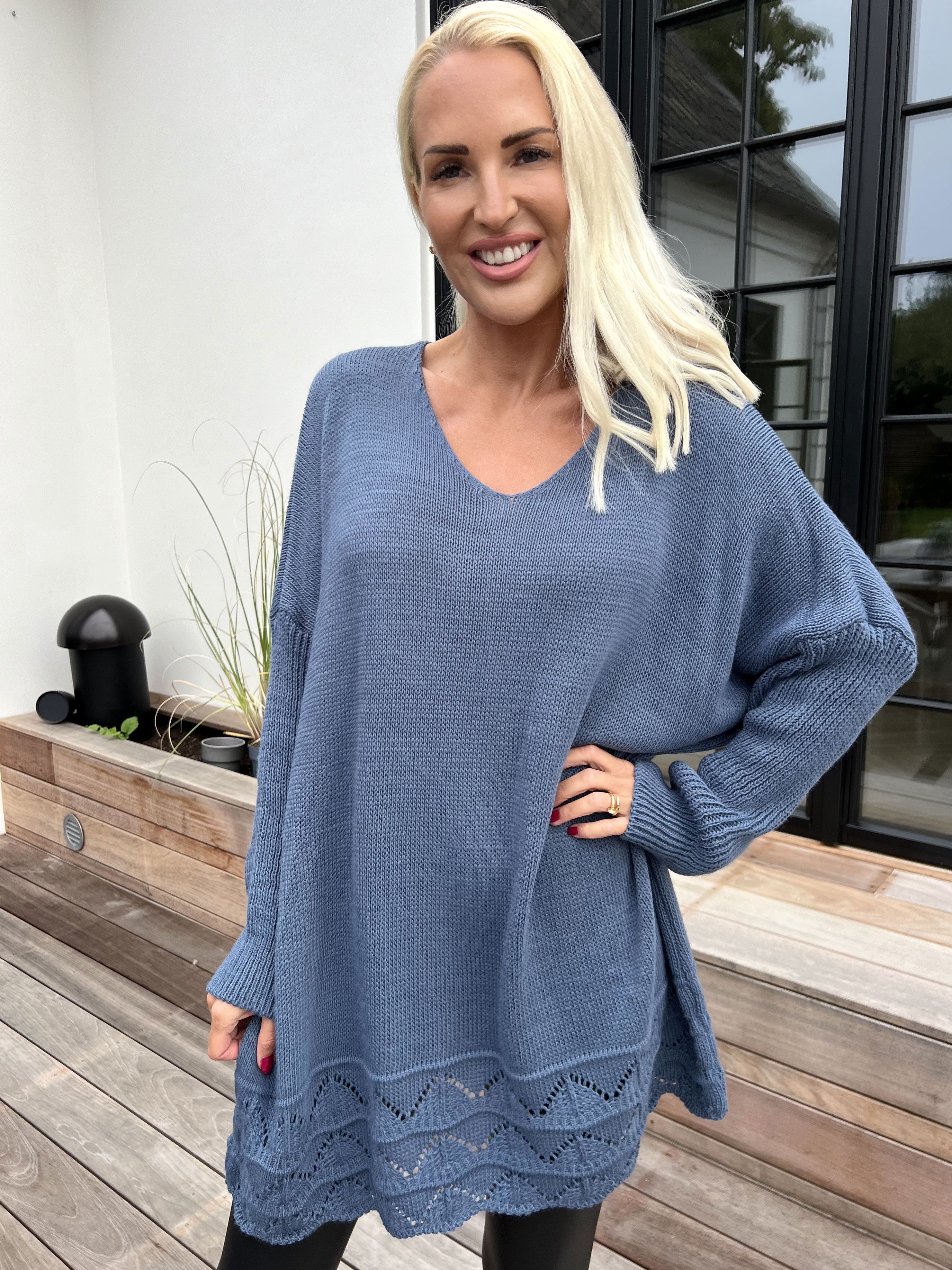 Rebeca - Ensfarvet strikbluse med mønster forneden