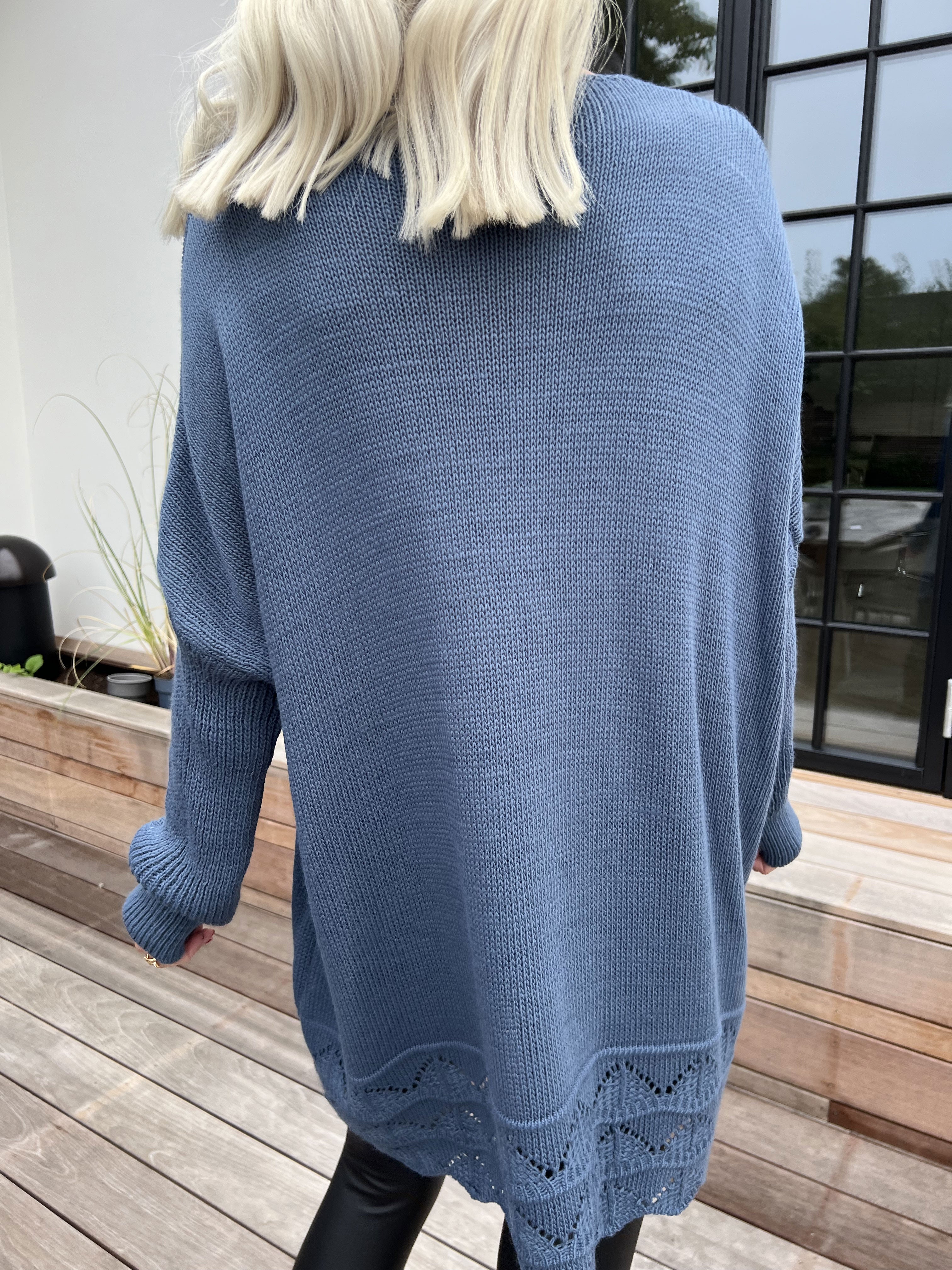 Rebeca - Ensfarvet strikbluse med mønster forneden