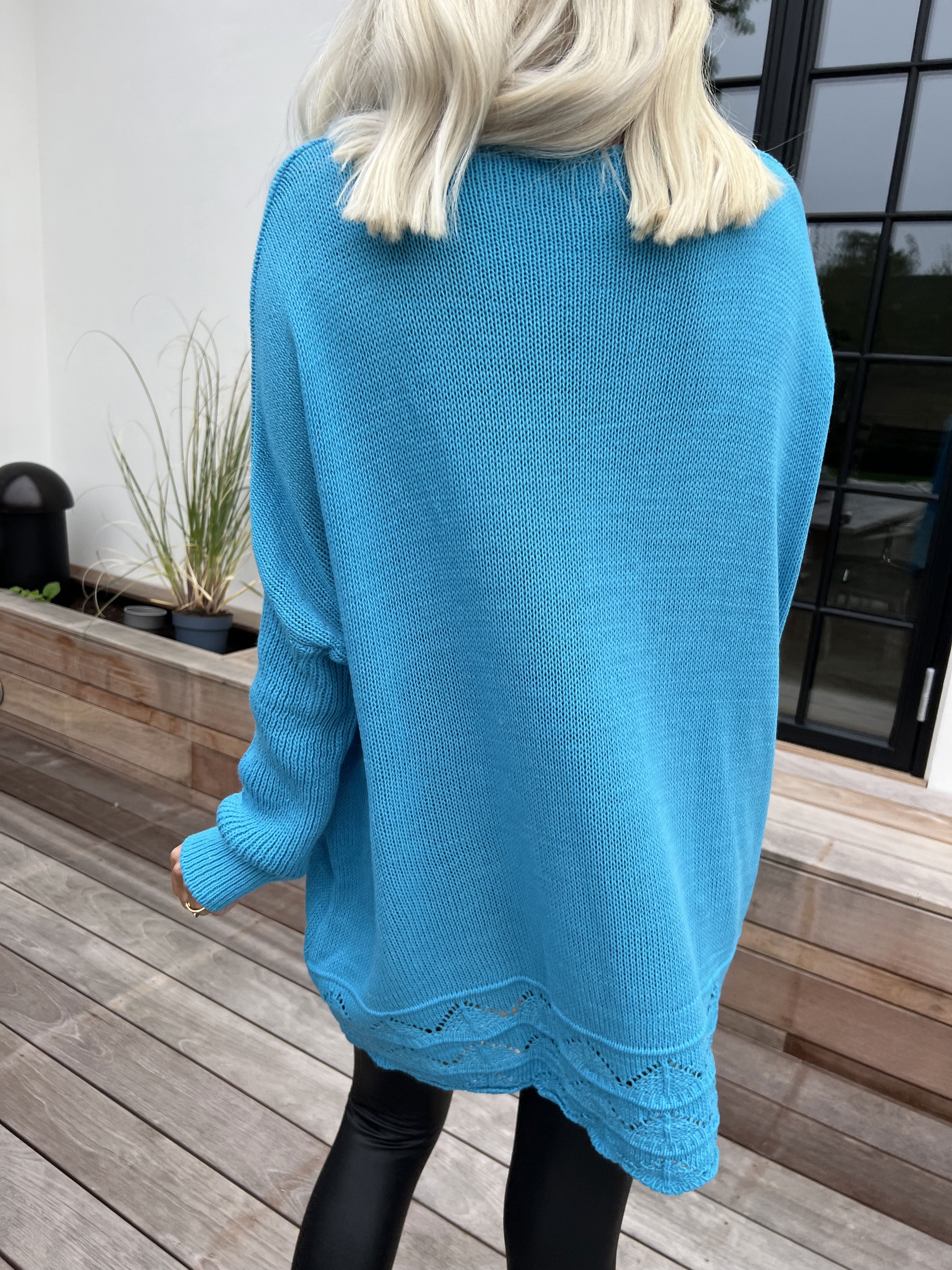 Rebeca - Ensfarvet strikbluse med mønster forneden