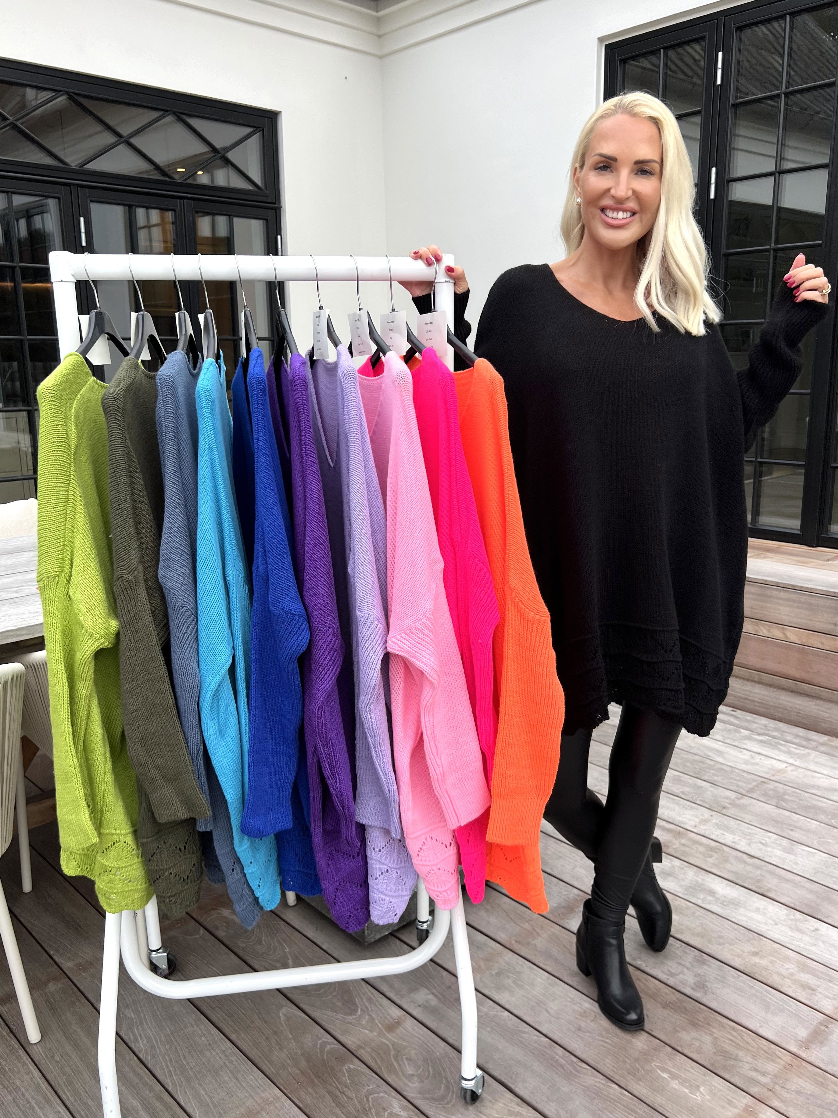 Rebeca - Ensfarvet strikbluse med mønster forneden