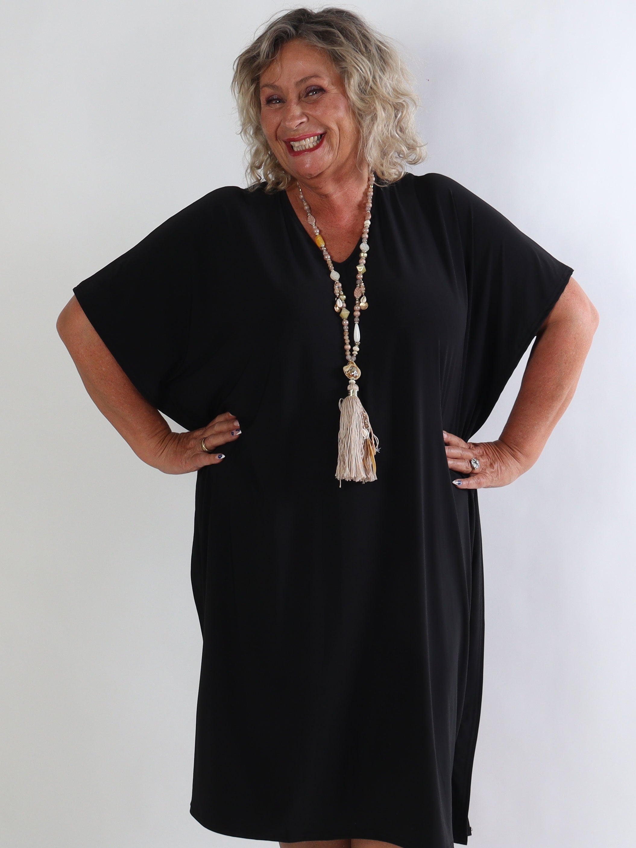 Reem Plain - Elastisk plus size kjole i løs pasform med v-udskæring