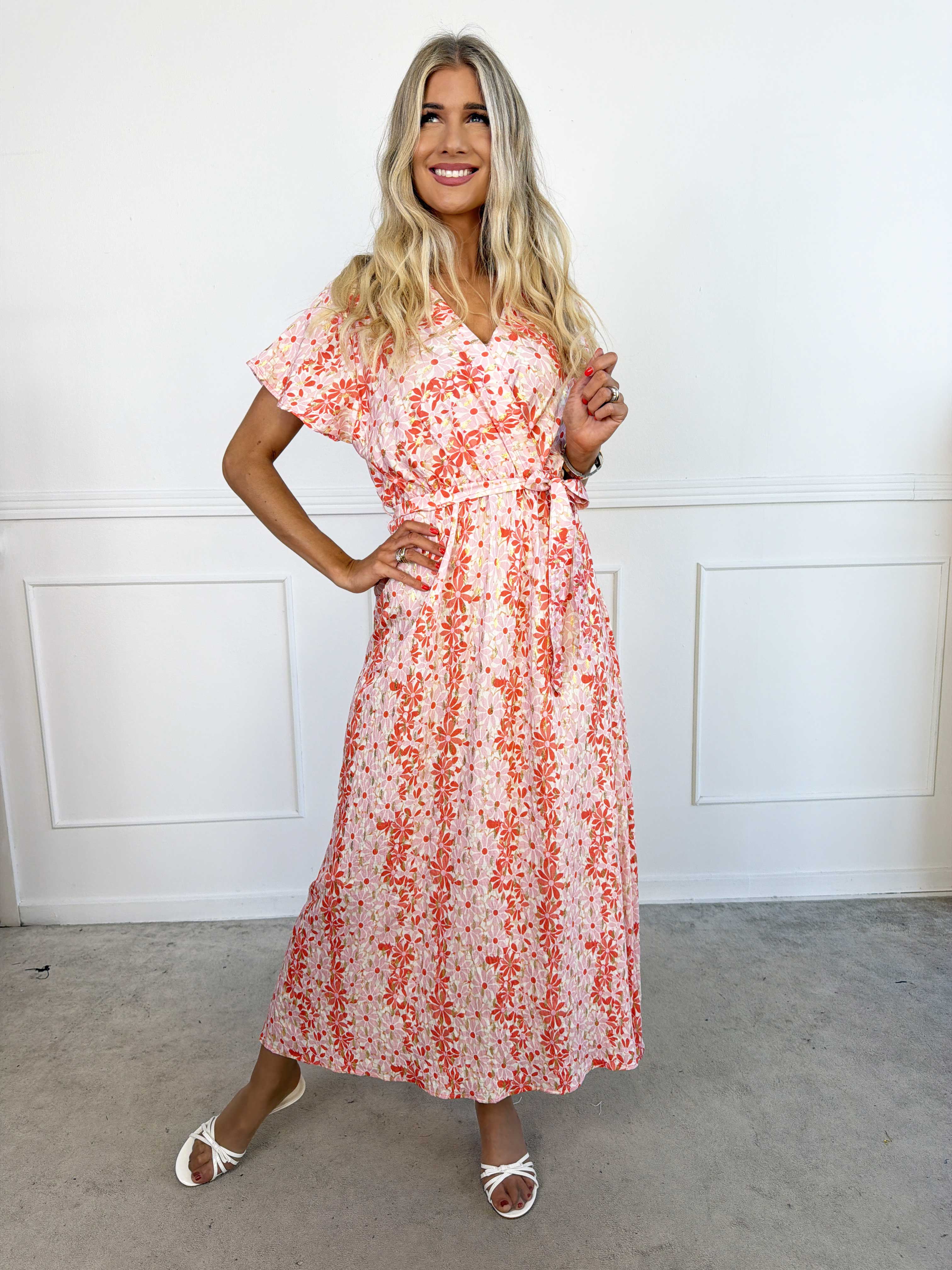 Rima - Lang blomstret kjole i viskose med guld dutter