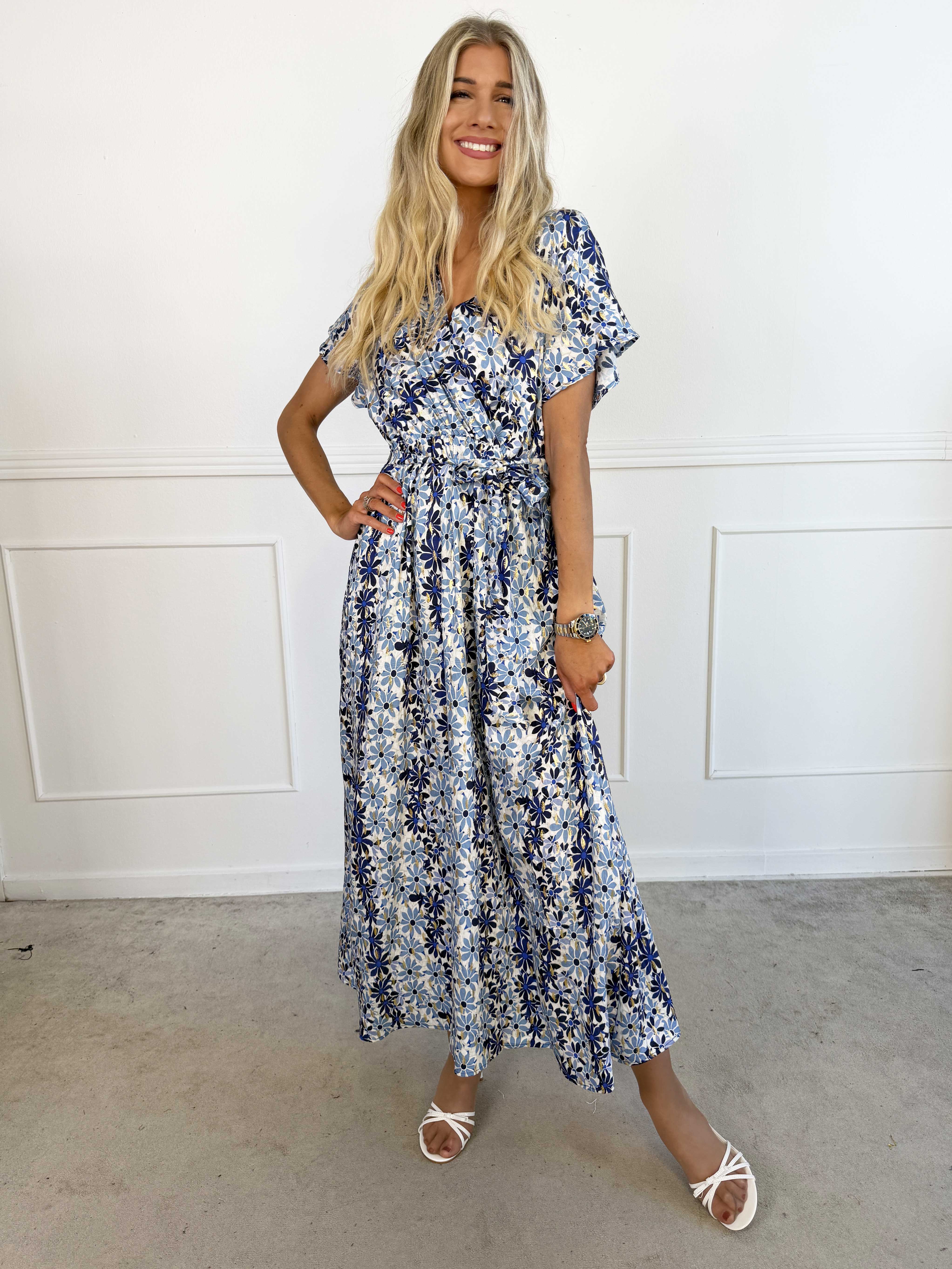 Rima - Lang blomstret kjole i viskose med guld dutter