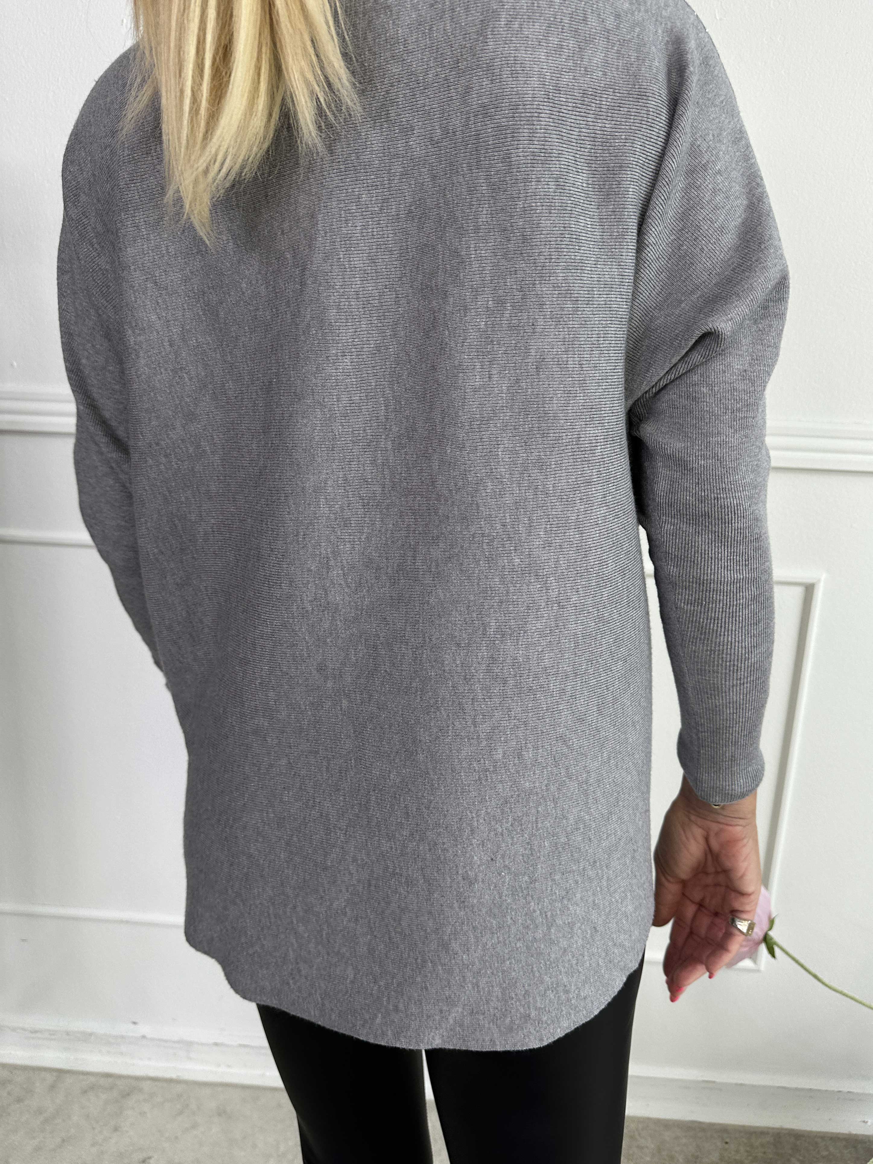 Rin - Blød strikbluse med similisten