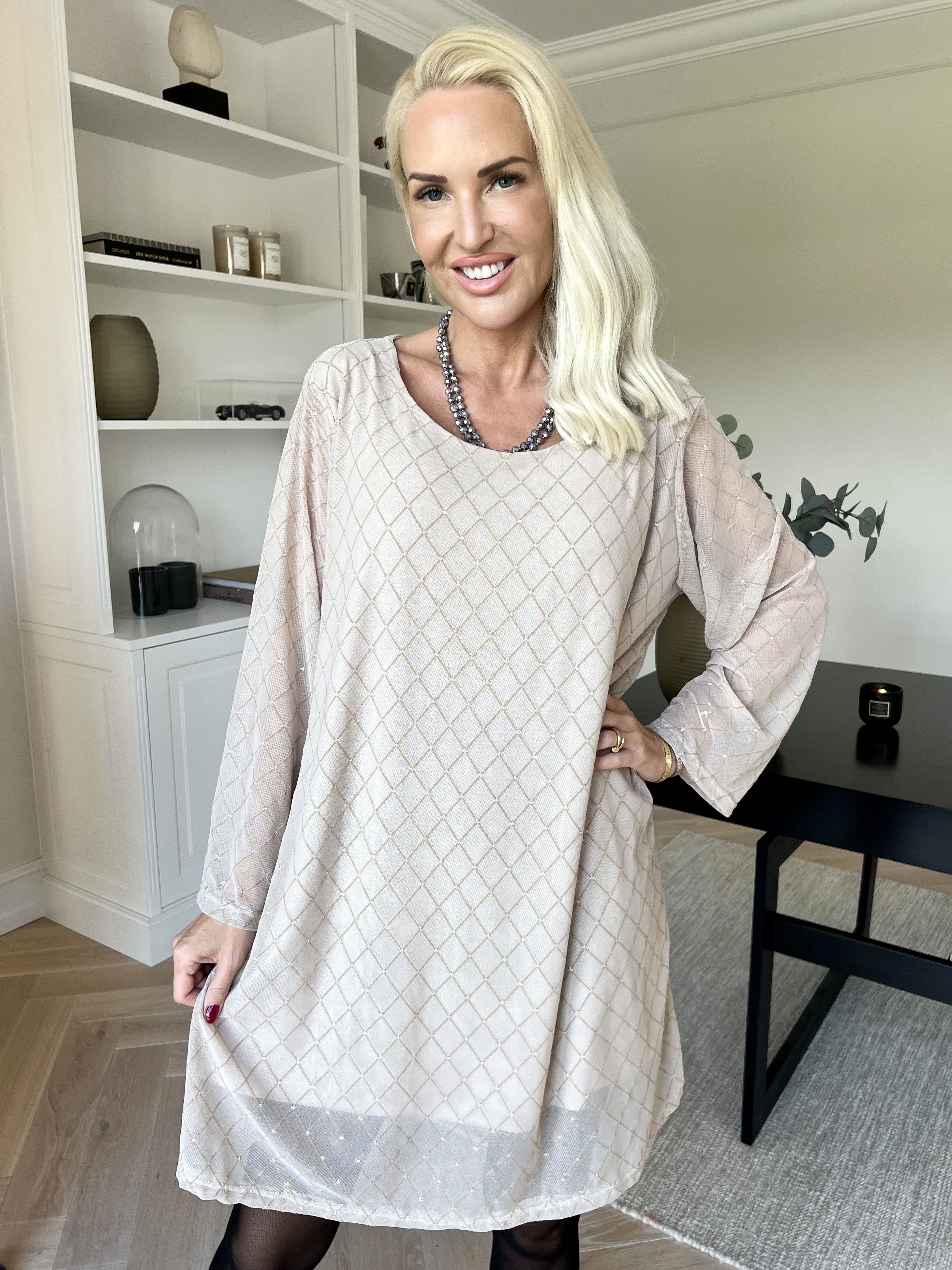 Ritte - Langærmet mesh kjole med glimmer detaljer