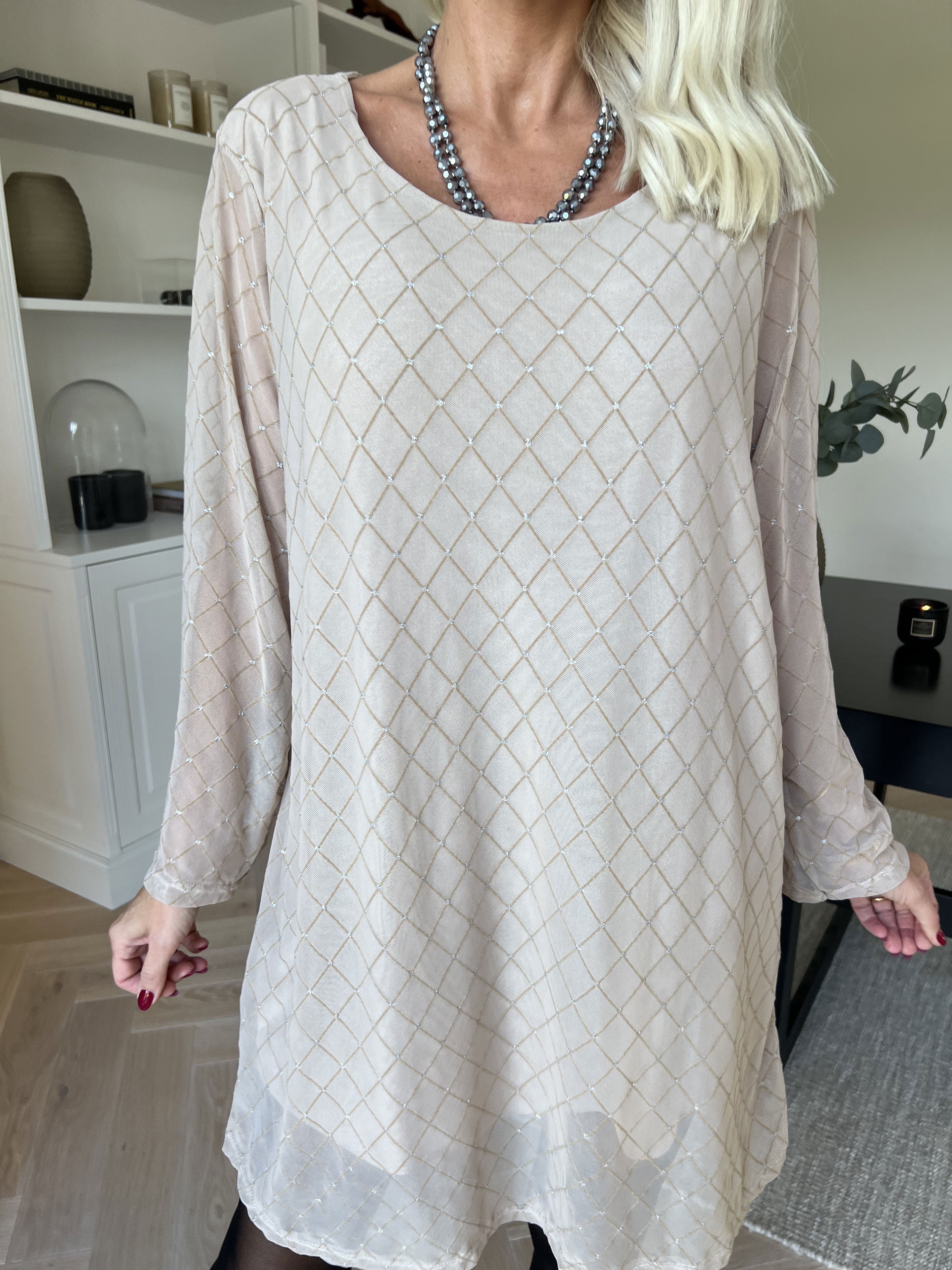 Ritte - Langærmet mesh kjole med glimmer detaljer